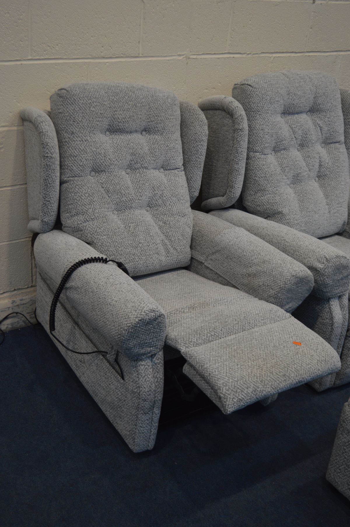A PRIMACARE PATTERNED GREY UPHOLSTERED ELECTRIC RISE AND RECLINE ARMCHAIR (PAT pass and working) a - Image 3 of 3