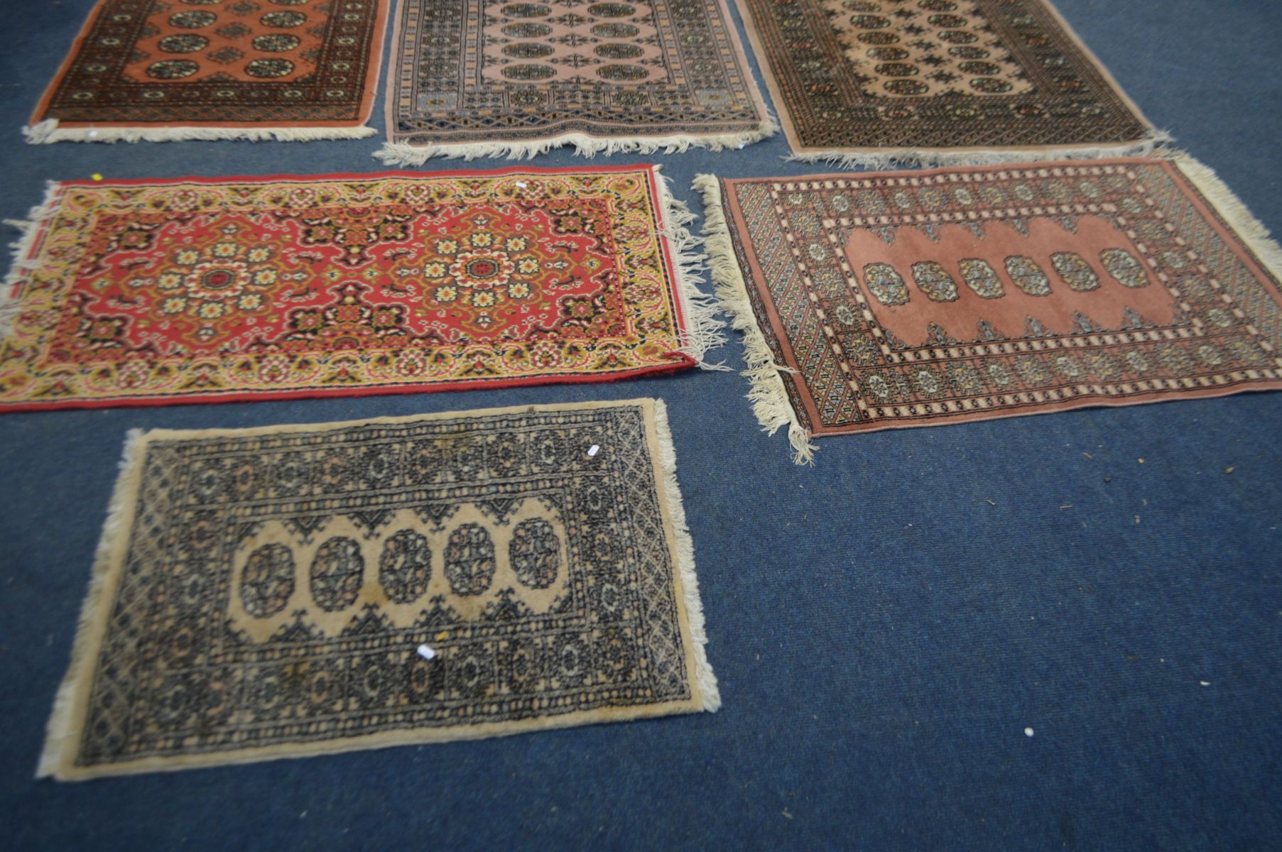 FIVE VARIOUS SIZED TEKKE RUGS, largest rug size 150cm x 99cm, and another rug (6) - Image 5 of 5