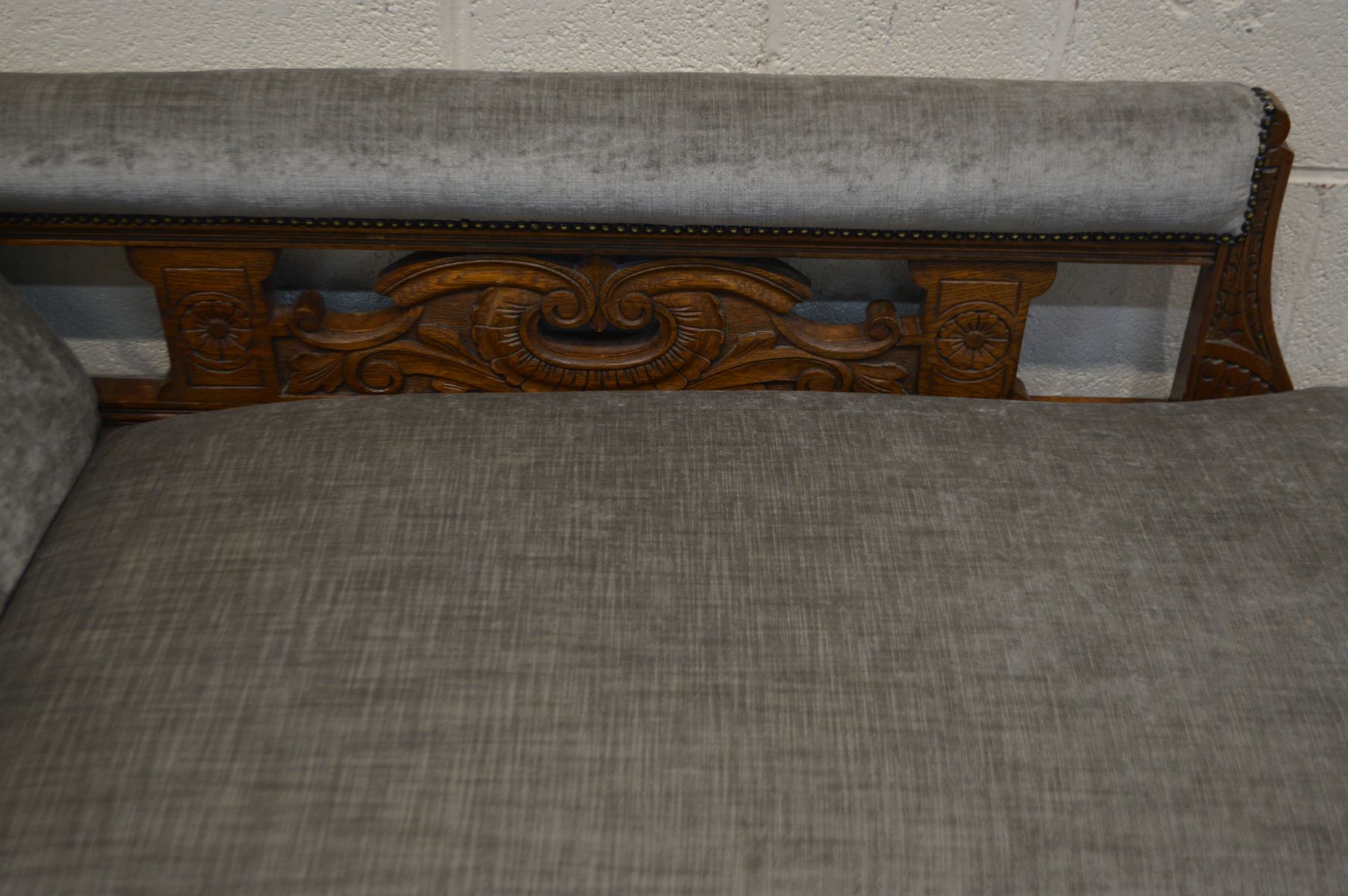 A EDWARDIAN CARVED OAK CHAISE LONGUE, reupholstered in grey, length 177cm - Image 4 of 4