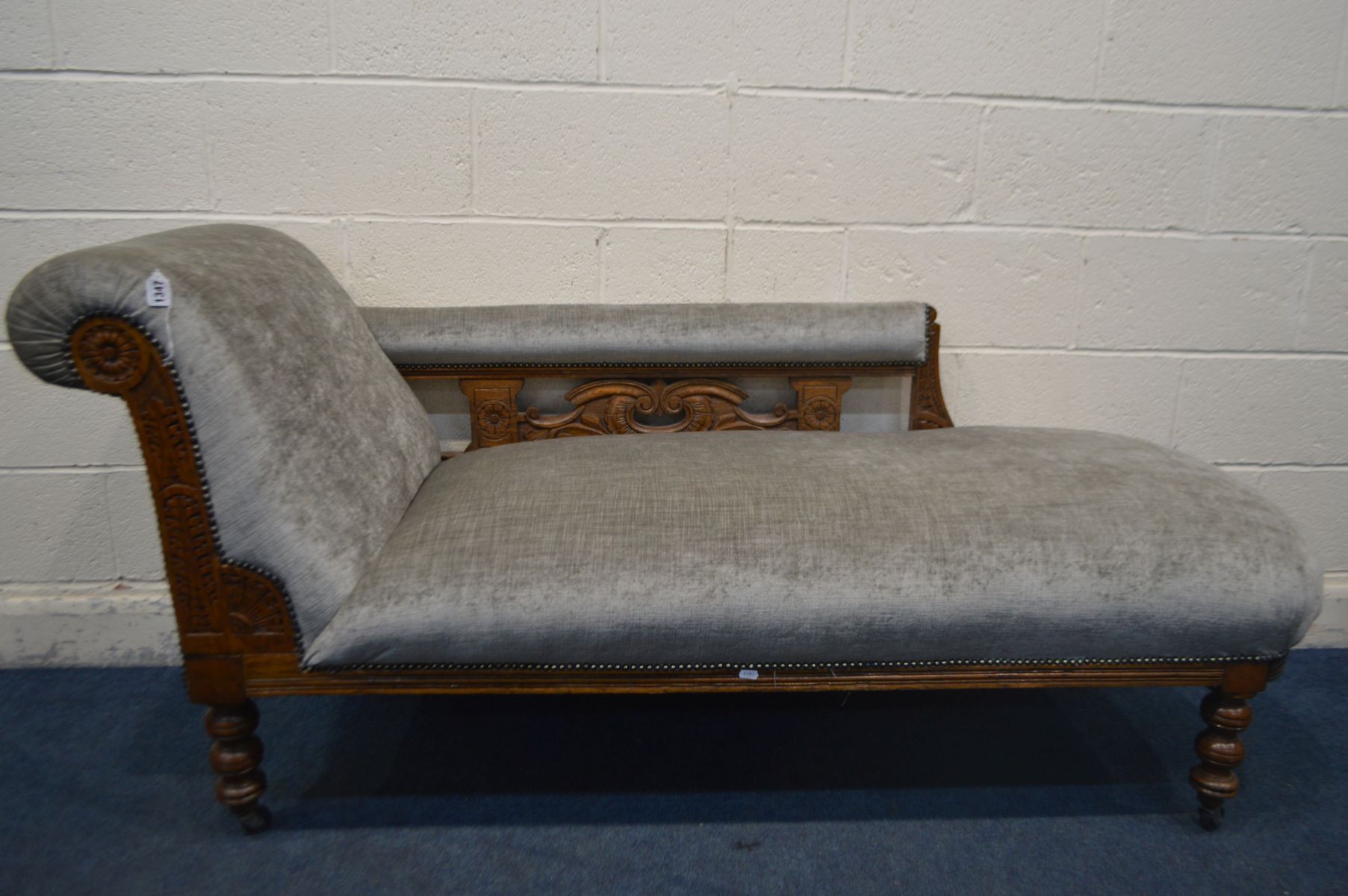 A EDWARDIAN CARVED OAK CHAISE LONGUE, reupholstered in grey, length 177cm - Image 2 of 4