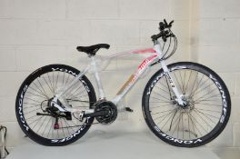 A BRAND NEW EXTREME XRR1 CAMANCHO ROAD BIKE with 21 speed Shimano gears, front and rear disc brakes,