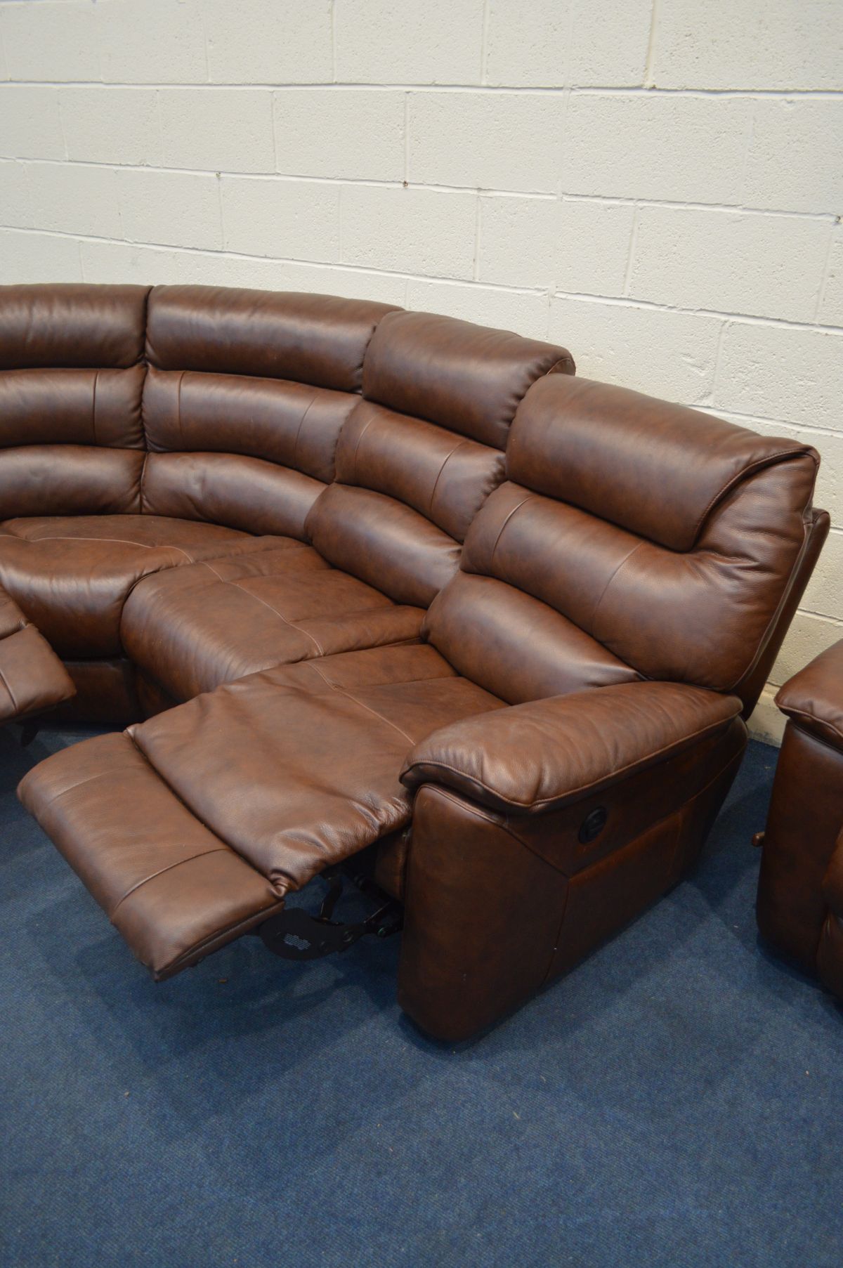 A LA-Z- BOY BROWN LEATHER CORNER SOFA, with electric recliners to each ends, length 250cm x depth - Image 3 of 6