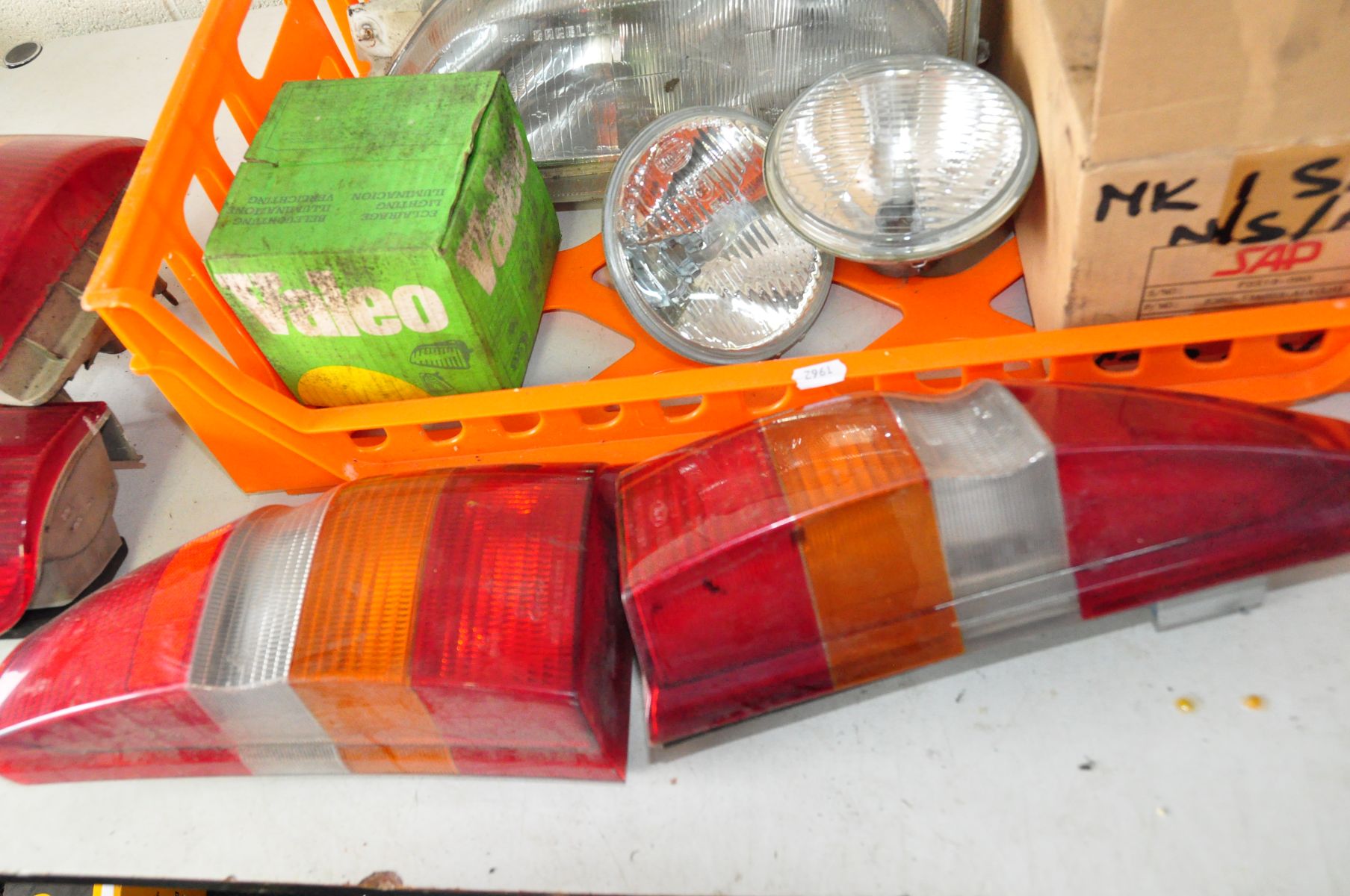 A TRAY CONTAINING VINTAGE CAR HEAD AND TAIL LIGHTS including a brand new old stock SAP Ford Sierra - Image 4 of 5