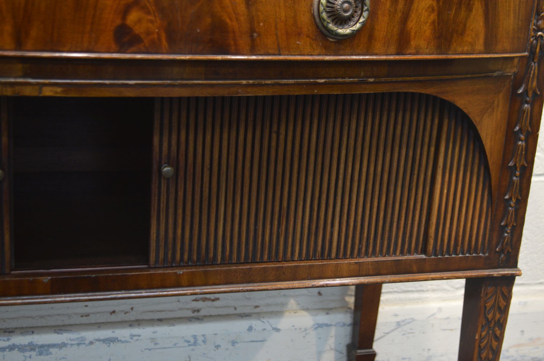 A GILL AND REIGATE OF LONDON MAHOGANY BOW FRONT SIDEBOARD/SERVING TABLE, with a single frieze - Image 3 of 5