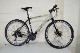 A BRAND NEW EXTREME XRR1 CAMANCHO ROAD BIKE with 21 speed Shimano gears, front and rear disc brakes,