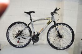 A BRAND NEW EXTREME XRR1 CAMANCHO ROAD BIKE with 21 speed Shimano gears, front and rear disc brakes,