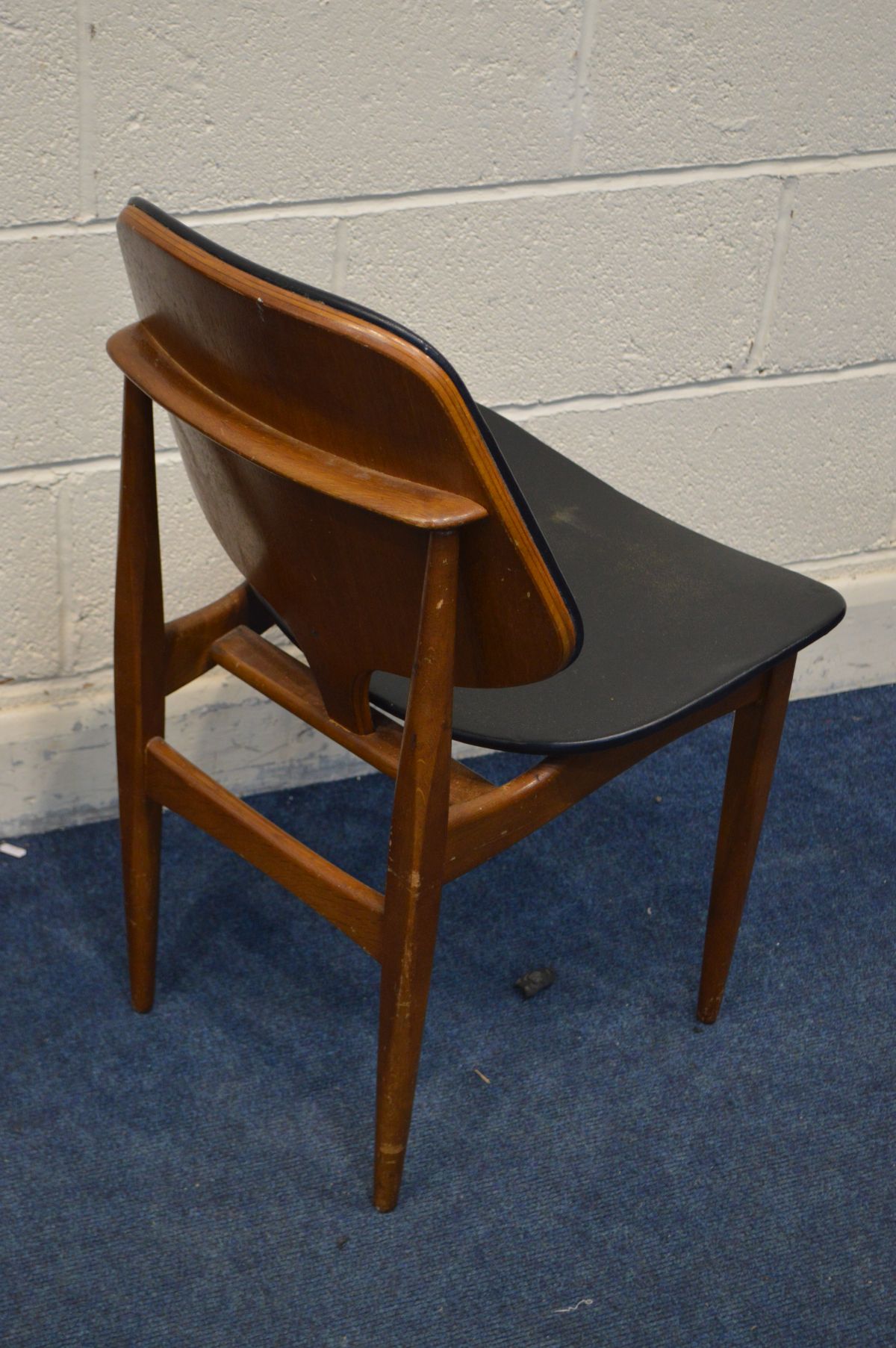 A SET OF FOUR ELLIOTS OF NEWBURY TEAK DINING CHAIRS, with black leatherette seat pads (one loose - Image 3 of 4