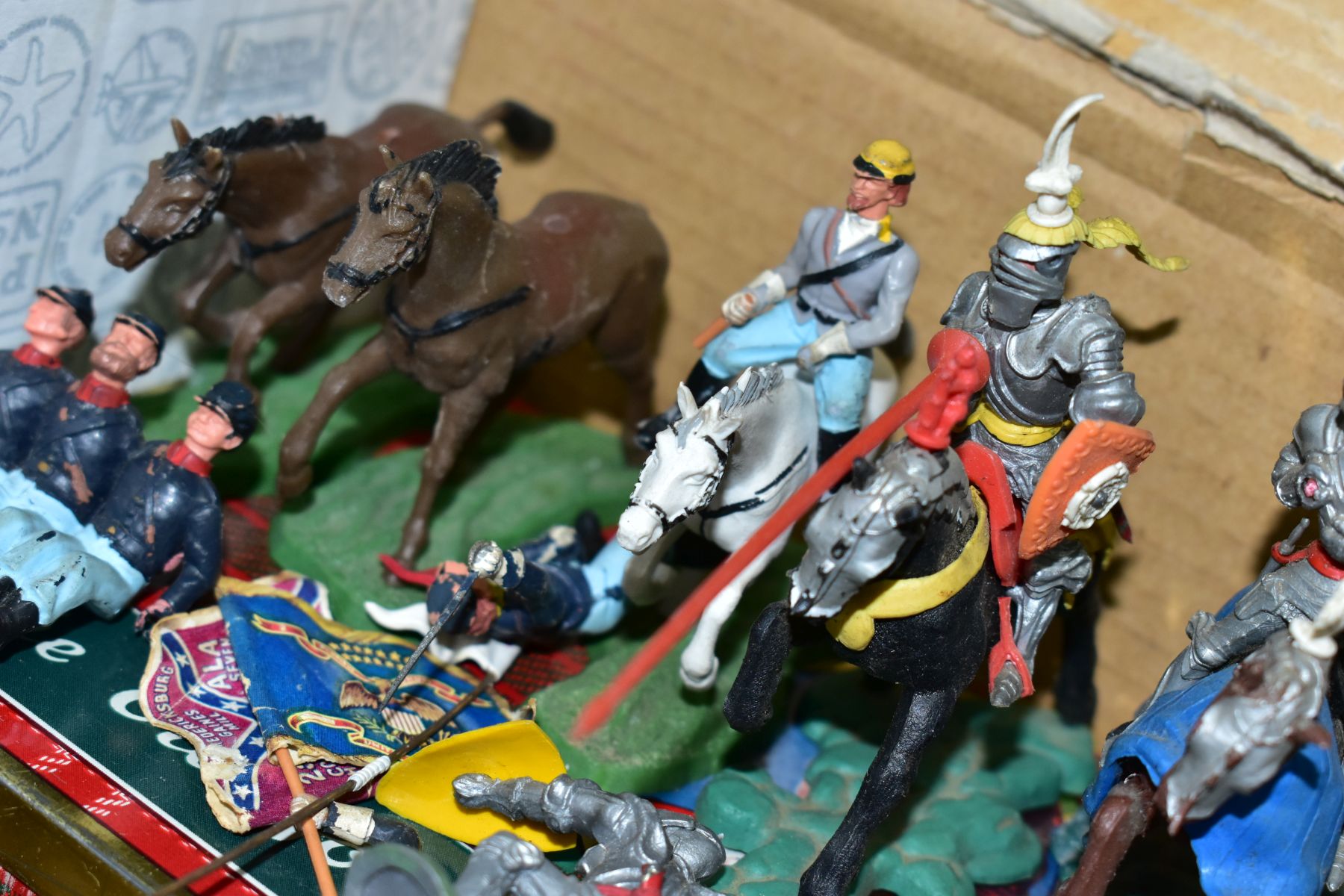A QUANTITY OF ASSORTED BRITAINS SWOPPET 15TH CENTURY KNIGHTS, to include mounted charging No. 1451 - Image 7 of 11