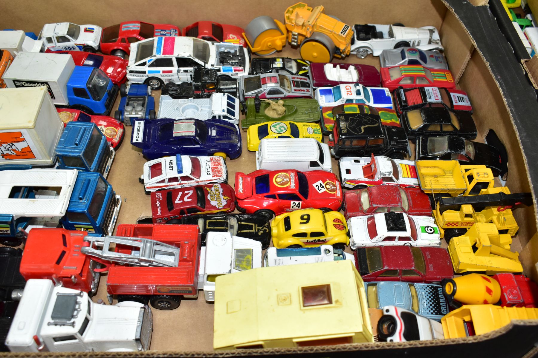 A QUANTITY OF UNBOXED AND ASSORTED PLAYWORN DIECAST VEHICLES, to include Dinky Toys Field Marshall - Bild 10 aus 12