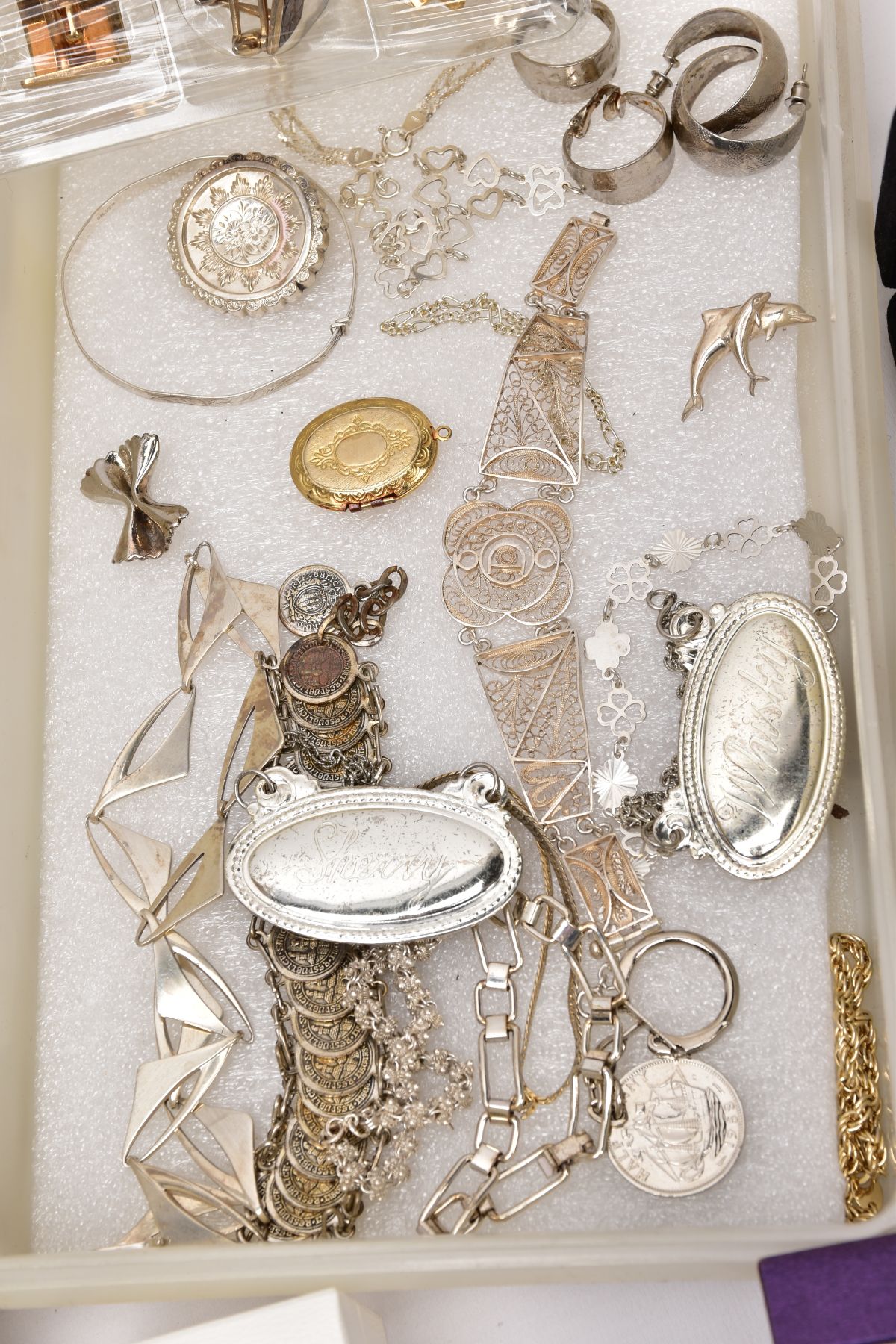 A SELECTION OF ITEMS, to include a white metal pendant necklace, the pendant in the form of a letter - Image 13 of 24