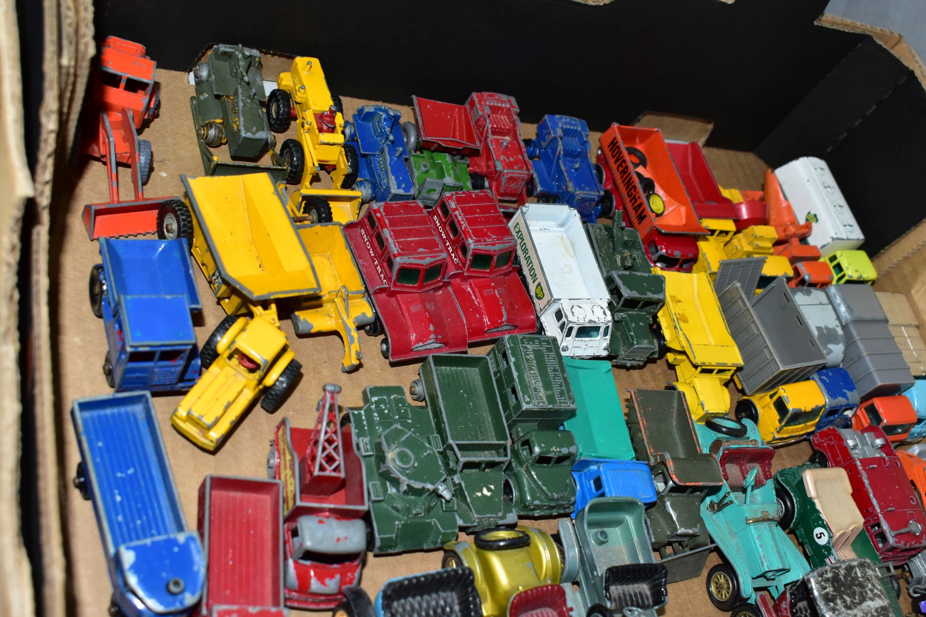 A QUANTITY OF UNBOXED AND ASSORTED PLAYWORN DIECAST VEHICLES, to include spot-on Morris 1100 No 262, - Bild 8 aus 10