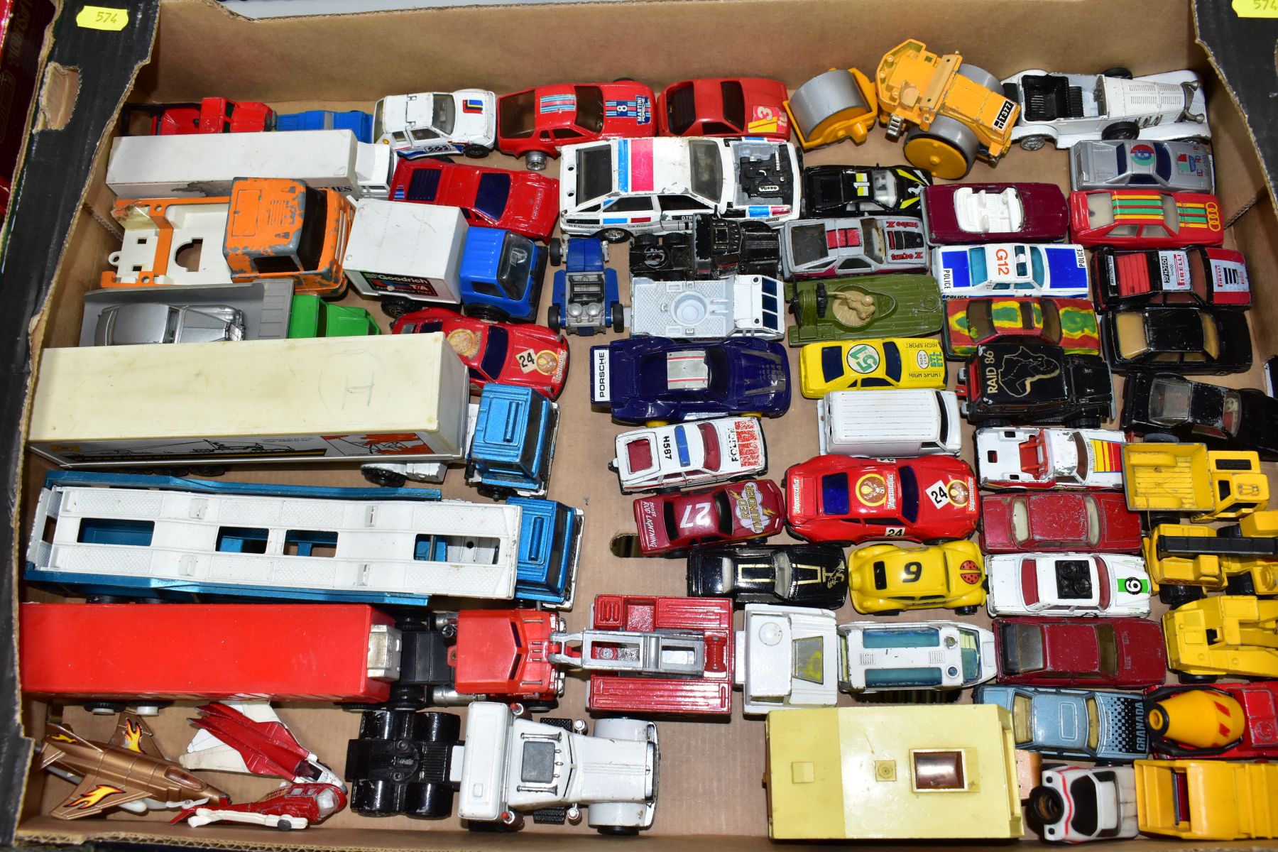 A QUANTITY OF UNBOXED AND ASSORTED PLAYWORN DIECAST VEHICLES, to include Dinky Toys Field Marshall - Image 8 of 12