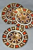 A SET OF THREE ROYAL CROWN DERBY IMARI 1128 PATTERN 8½''/21.5CM PLATES, date code for 1984,