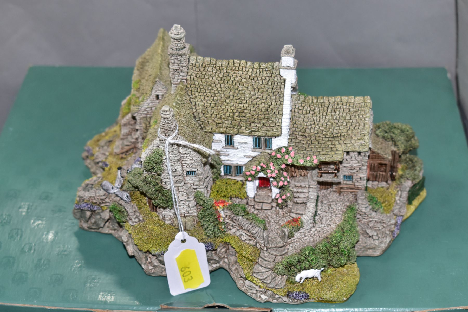 THREE BOXED LILLIPUT LANE SCULPTURES, 'Bluebell Farm' L2013, with deeds, 'High Ghyll Farm' 635, no - Bild 6 aus 8