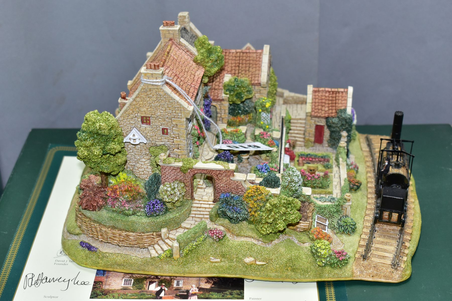 TWO BOXED LIMITED EDITION LILLIPUT LANE SCULPTURES, 'Pockerley Manor Beamish' L2432, No 487/500, - Bild 7 aus 12
