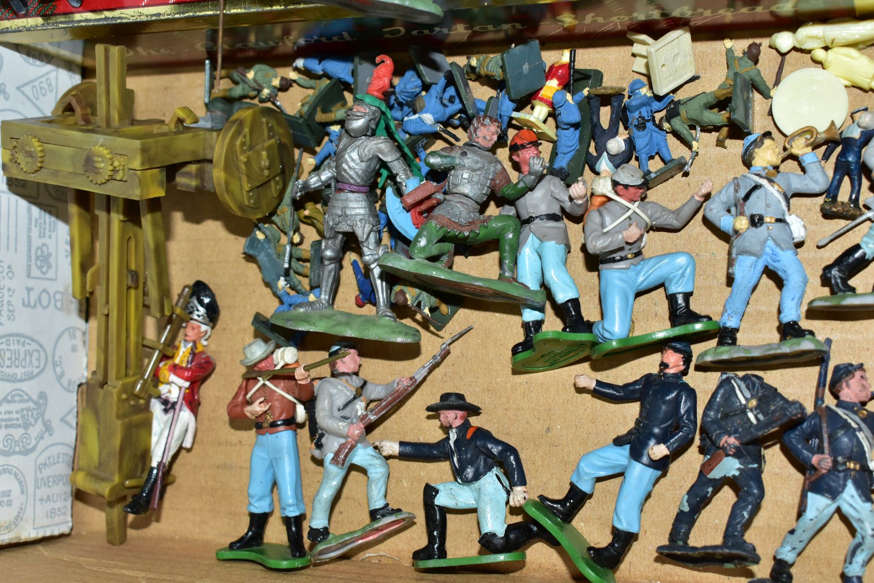 A QUANTITY OF ASSORTED BRITAINS SWOPPET 15TH CENTURY KNIGHTS, to include mounted charging No. 1451 - Image 3 of 11