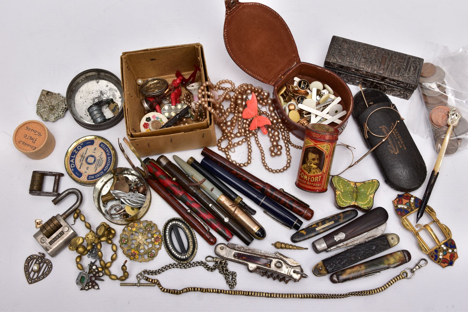 A BOX OF ASSORTED ITEMS, to include a silver 'Mizpah' ring, hallmarked Birmingham 1881, ring size I,