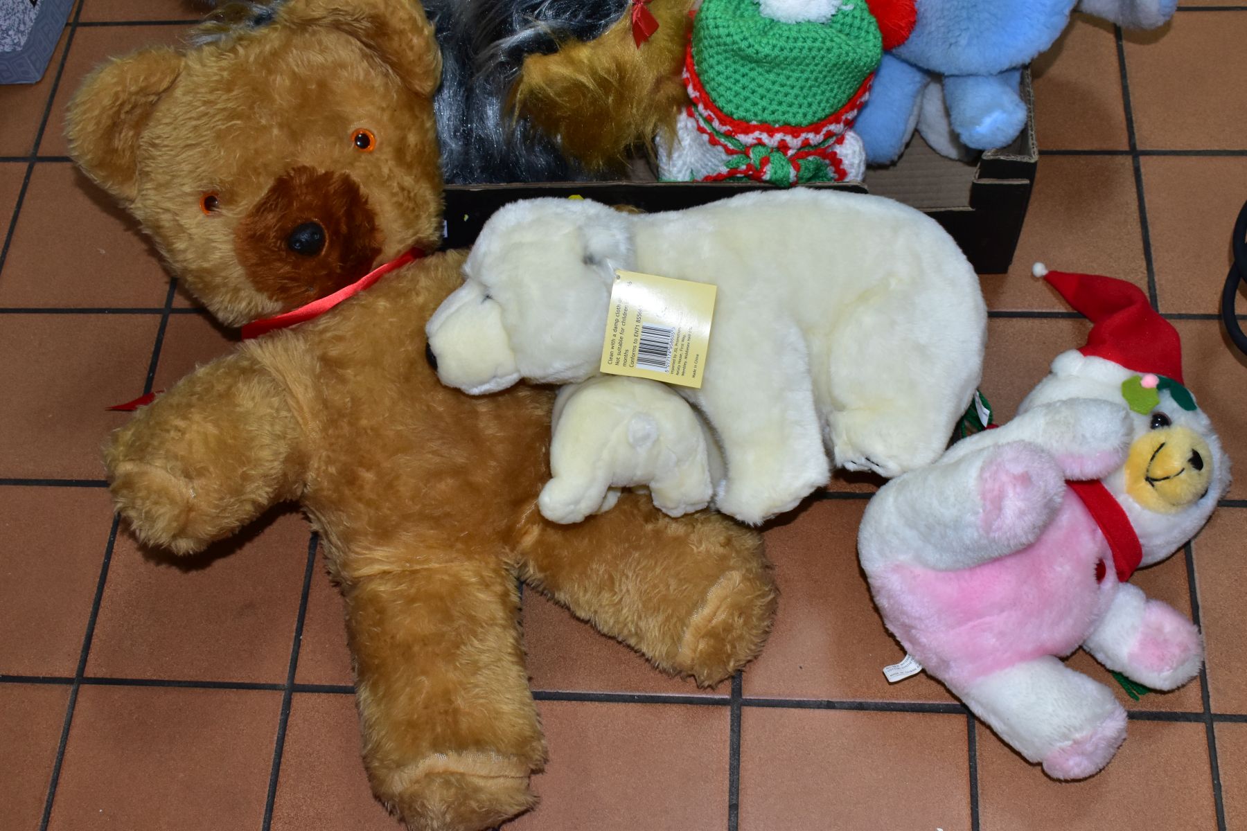 A QUANTITY OF MODERN SOFT TOYS AND TEDDY BEARS etc, to include B.B.C. Edd the Duck hand puppet ( - Image 2 of 4