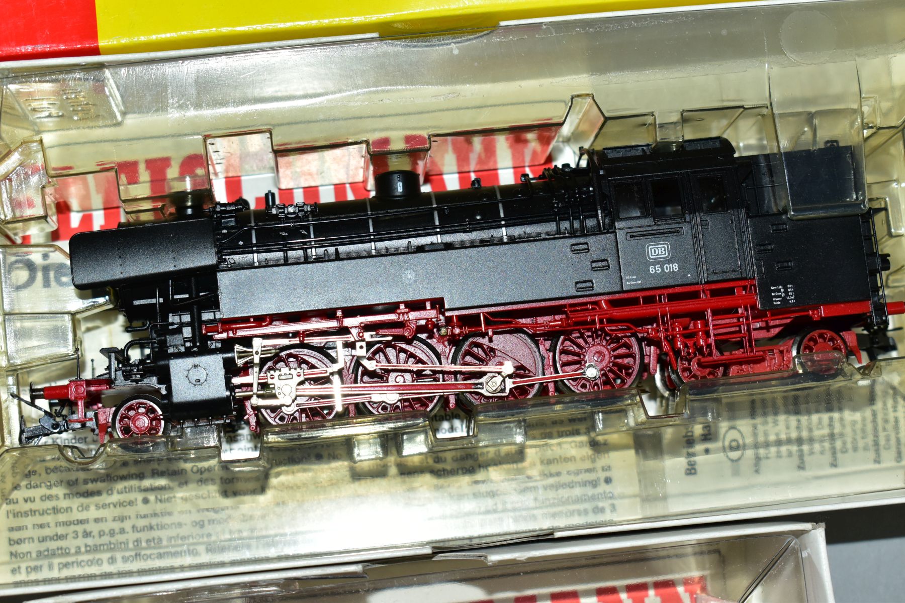 TWO BOXED FLEISCHMANN HO GAUGE TANK LOCOMOTIVES, class 65, No 65 018, D.B. Black livery (4065) and - Bild 3 aus 4