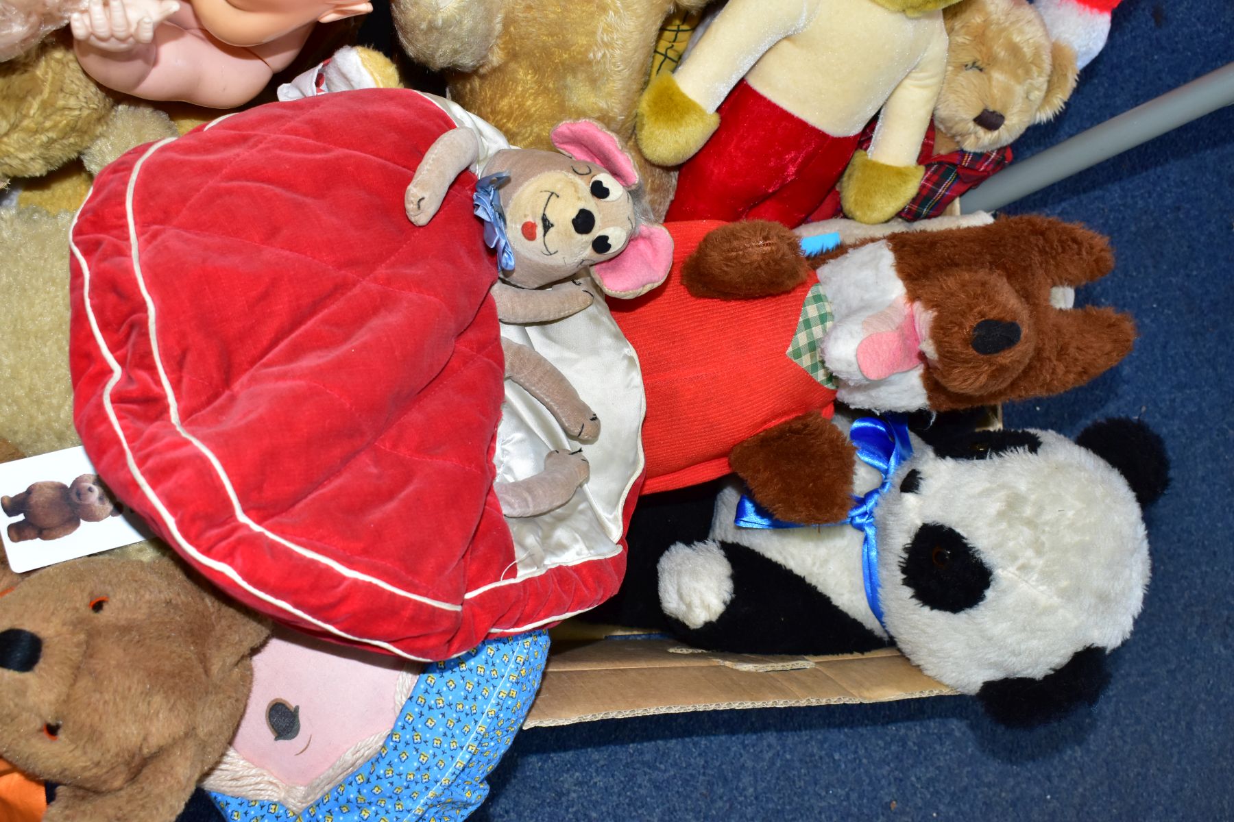 TWO BOXES OF DOLLS AND SOFT TOYS, including a Merrythought Pixie & Dixie nightdress case, one - Bild 5 aus 6