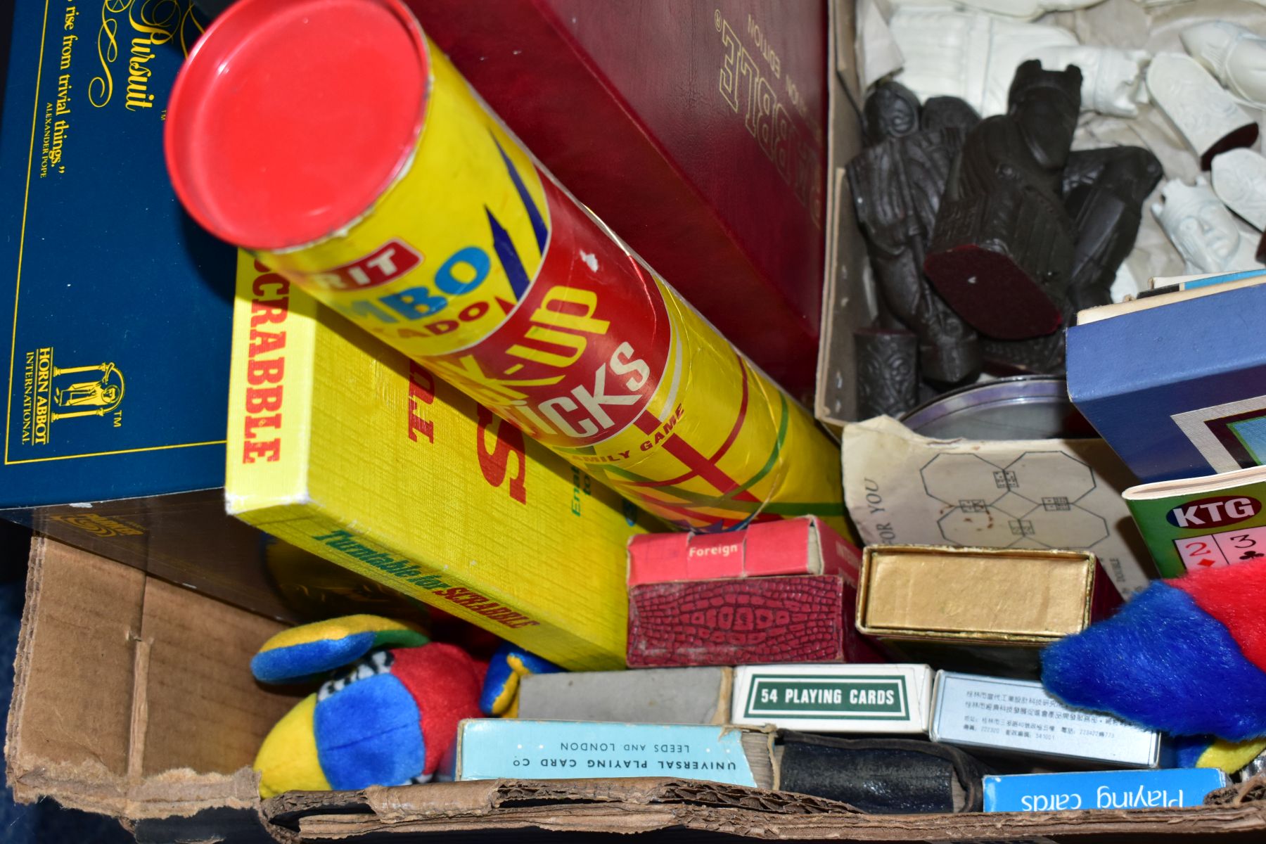 A BOX AND LOOSE OF TOYS AND GAMES, including a wooden cased backgammon set, a boxed Monopoly, - Bild 5 aus 7
