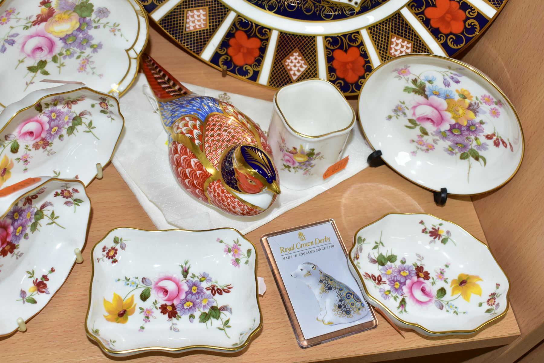 A GROUP OF ROYAL CROWN DERBY CERAMICS, comprising an Imari 1128 pattern dinner plate, first quality, - Image 4 of 10