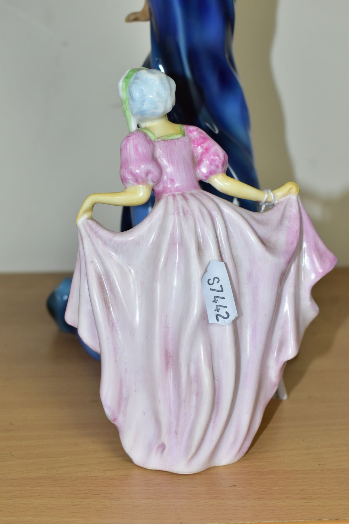 A 1940 BONE CHINA LADY FIGURE TITLED ELAINE AND TWO FRANKLIN MINT 'SOPHISTICATION' RESIN MODELS, the - Bild 5 aus 11