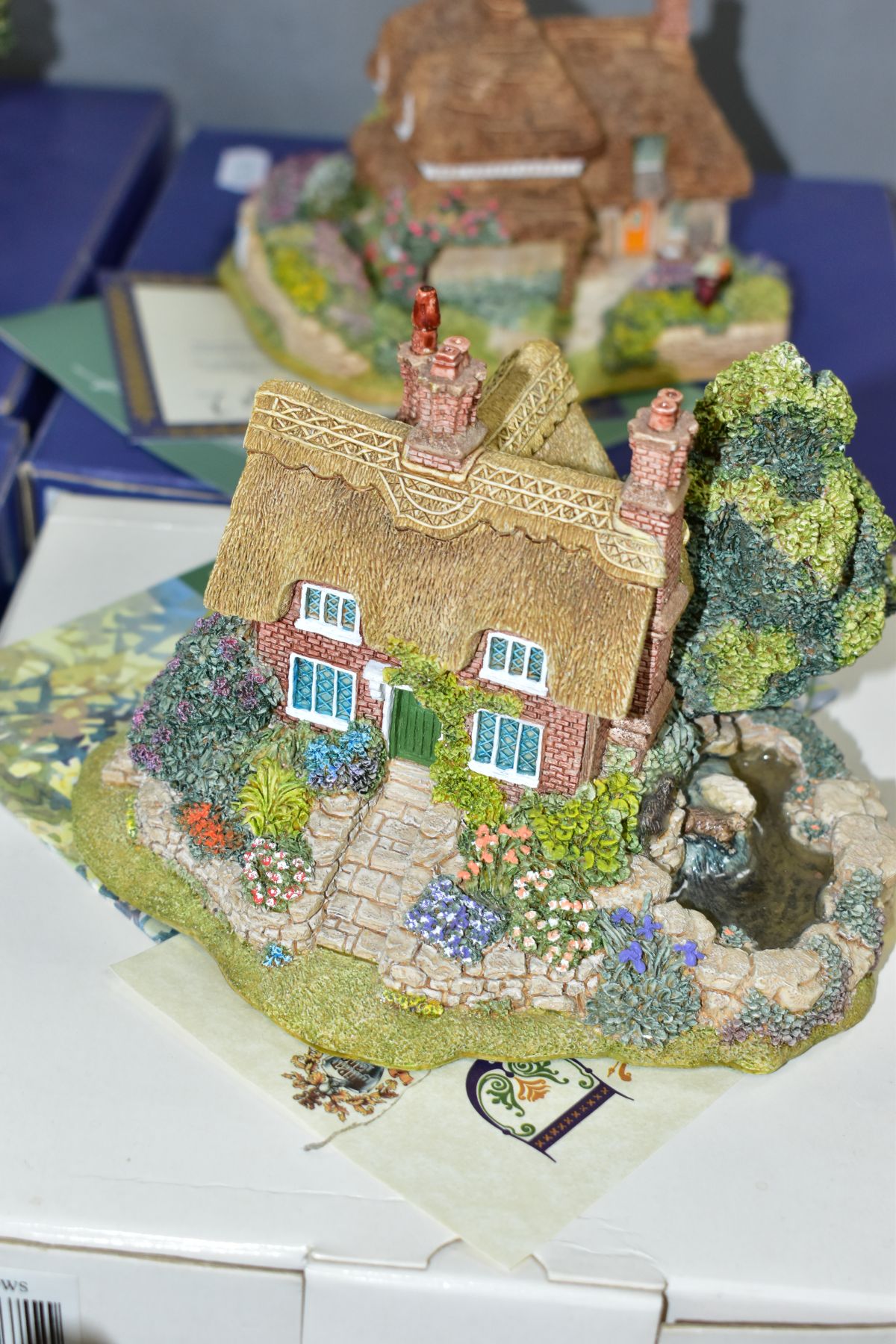 THIRTEEN BOXED LILLIPUT LANE ANNIVERSARY SCULPTURES, all with deeds, 'Cotman Cottage' 1993, ' - Bild 3 aus 15