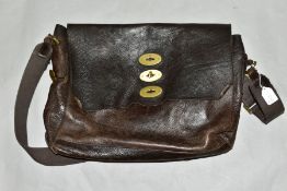 A MULBERRY UNISEX DARK BROWN LEATHER BRYNMORE MESSENGER BAG IN HEAVILY USED CONDITION, metal