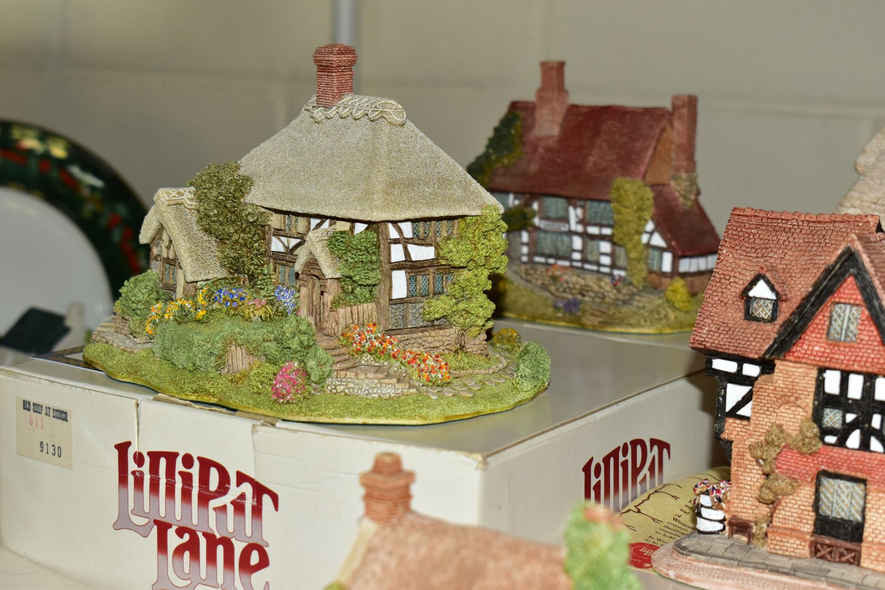 THIRTY THREE BOXED LILLIPUT LANE SCULPTURES FROM SOUTH EAST AND SOUTH WEST COLLECTIONS, all with - Bild 14 aus 22