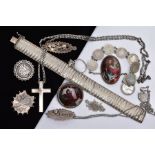 A SELECTION OF SILVER AND WHITE METAL ITEMS, to include a textured silver articulated bracelet,