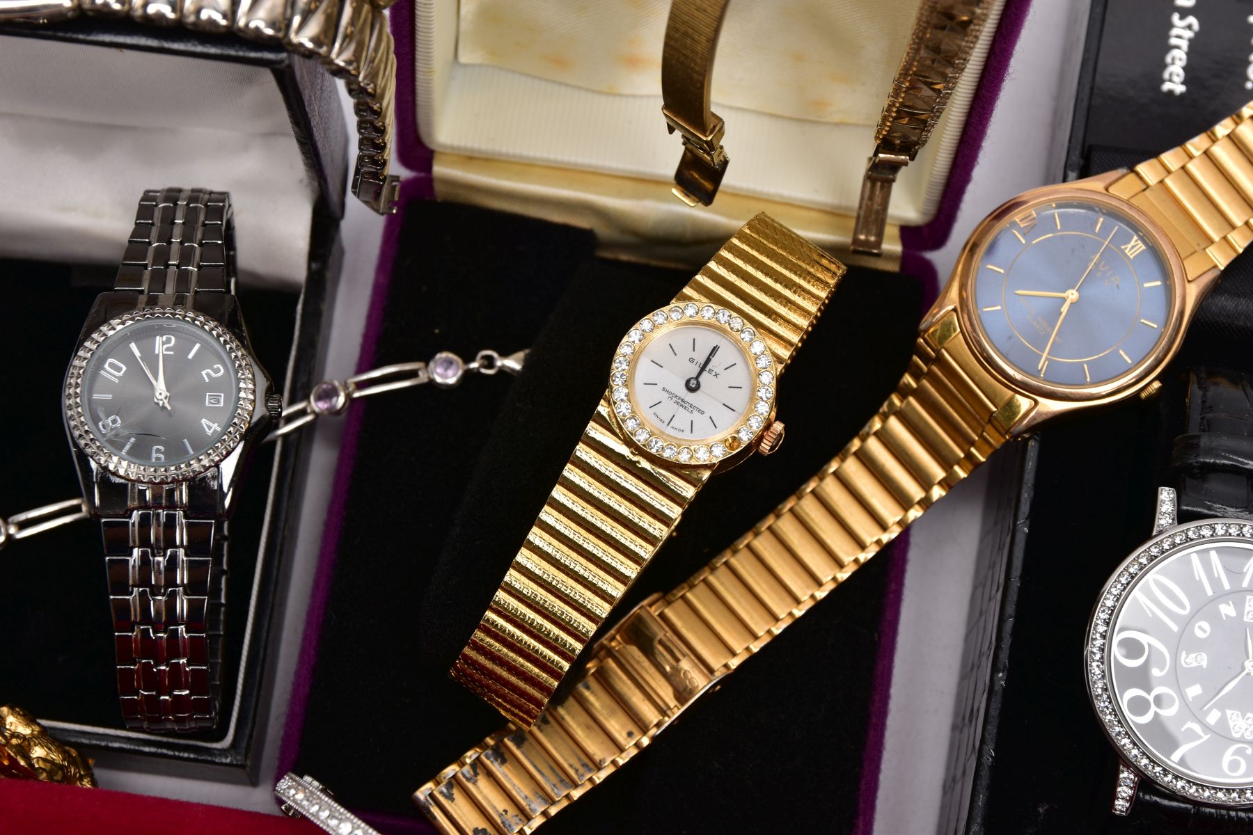 A BOX OF ASSORTED WRISTWATCHES AND A BRACELET, to include twelve watches such as a gents 'Avia' - Image 17 of 18