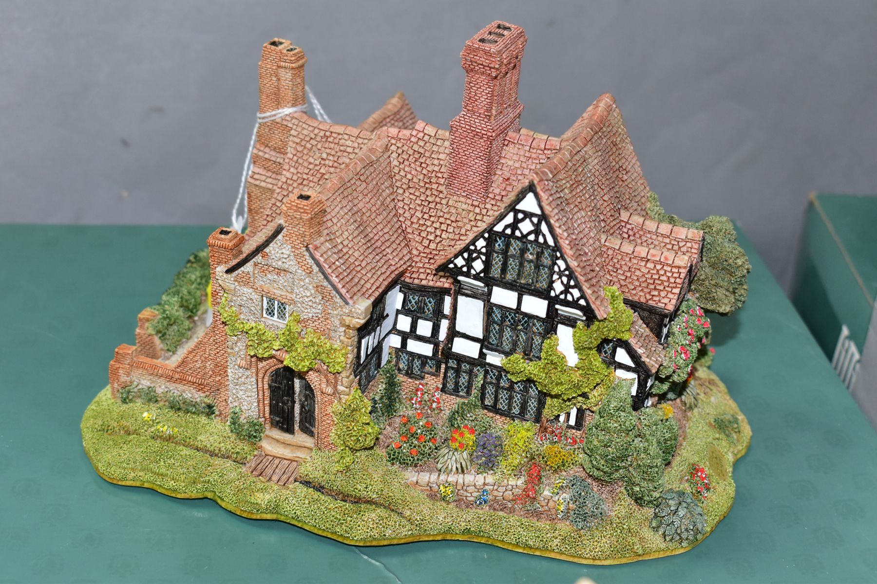 THREE BOXED LILLIPUT LANE SCULPTURES, 'The Almonry' 119 from Founders Choice, with deeds, 'The Kings - Bild 5 aus 8