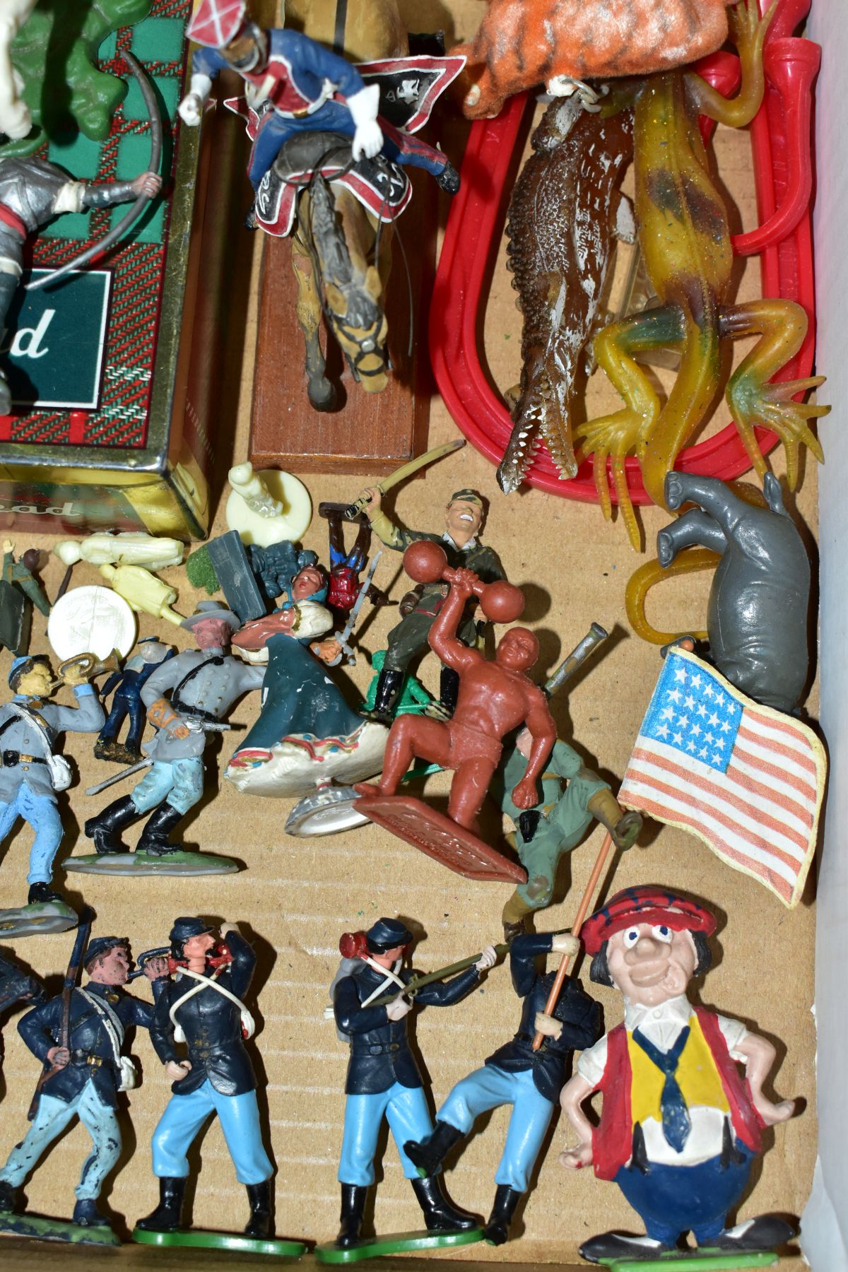 A QUANTITY OF ASSORTED BRITAINS SWOPPET 15TH CENTURY KNIGHTS, to include mounted charging No. 1451 - Image 4 of 11