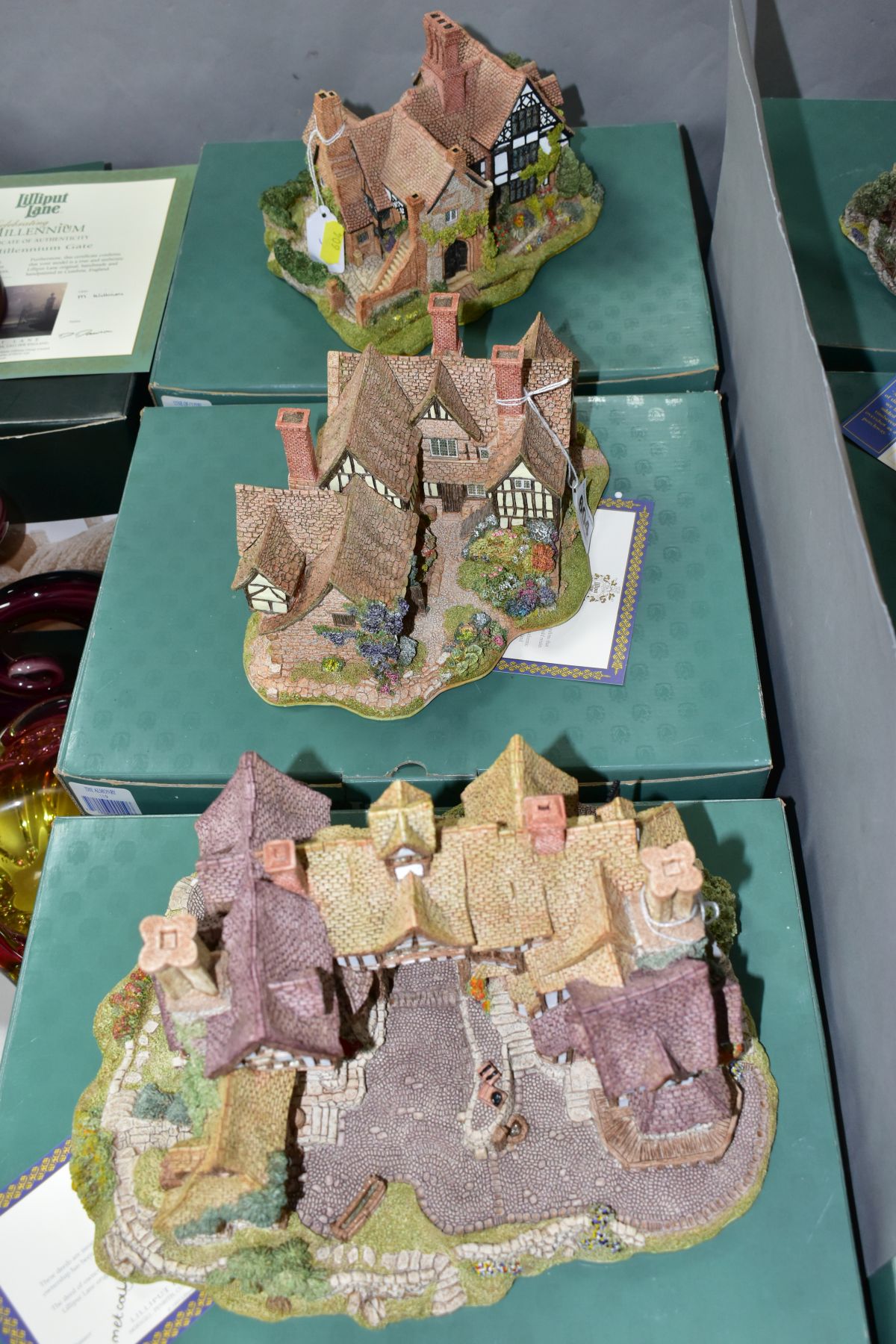 THREE BOXED LILLIPUT LANE SCULPTURES, 'The Almonry' 119 from Founders Choice, with deeds, 'The Kings - Bild 8 aus 8