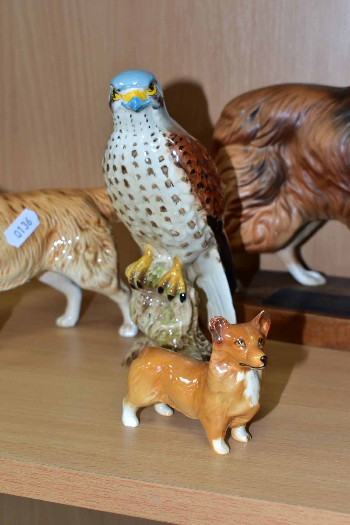 A COLLECTION OF SEVEN BESWICK ANIMAL AND BIRD FIGURES, comprising Stag, Doe and Fawn in light - Bild 5 aus 9