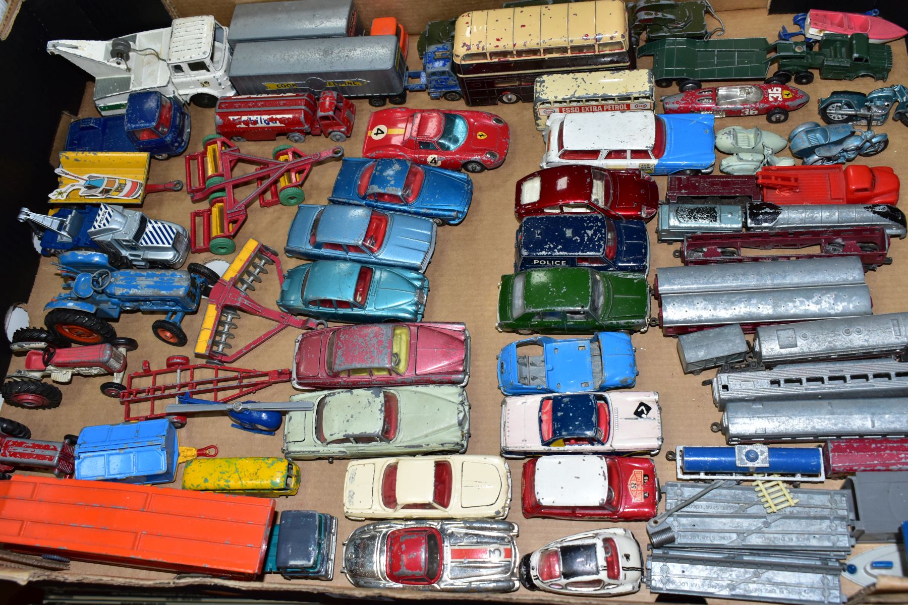 A QUANTITY OF UNBOXED AND ASSORTED PLAYWORN DIECAST VEHICLES, to include spot-on Morris 1100 No 262, - Bild 2 aus 10