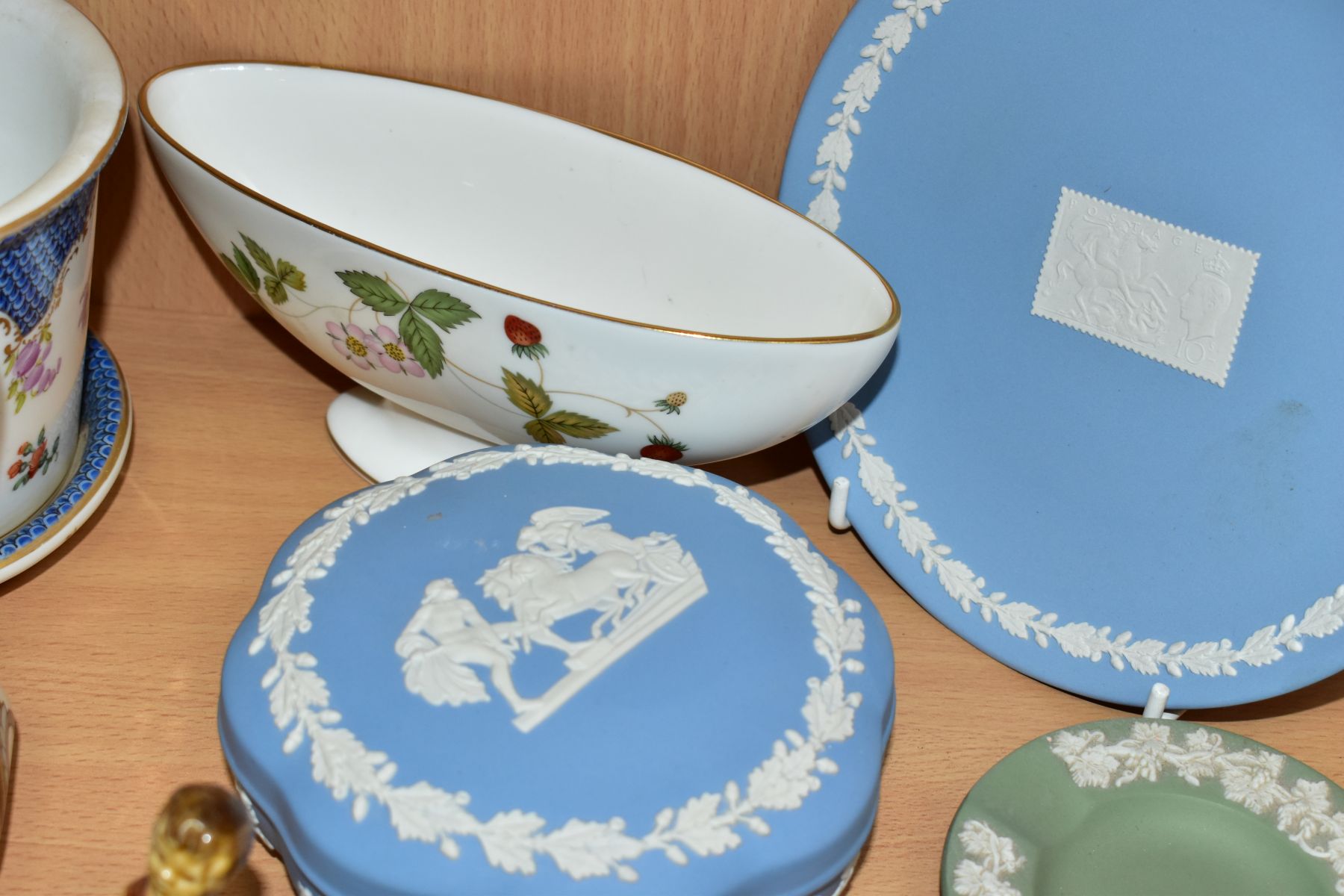 A GROUP OF LATE 19TH AND 20TH CENTURY CERAMICS, including modern giftware by Herend, Wedgwood, Royal - Image 19 of 20