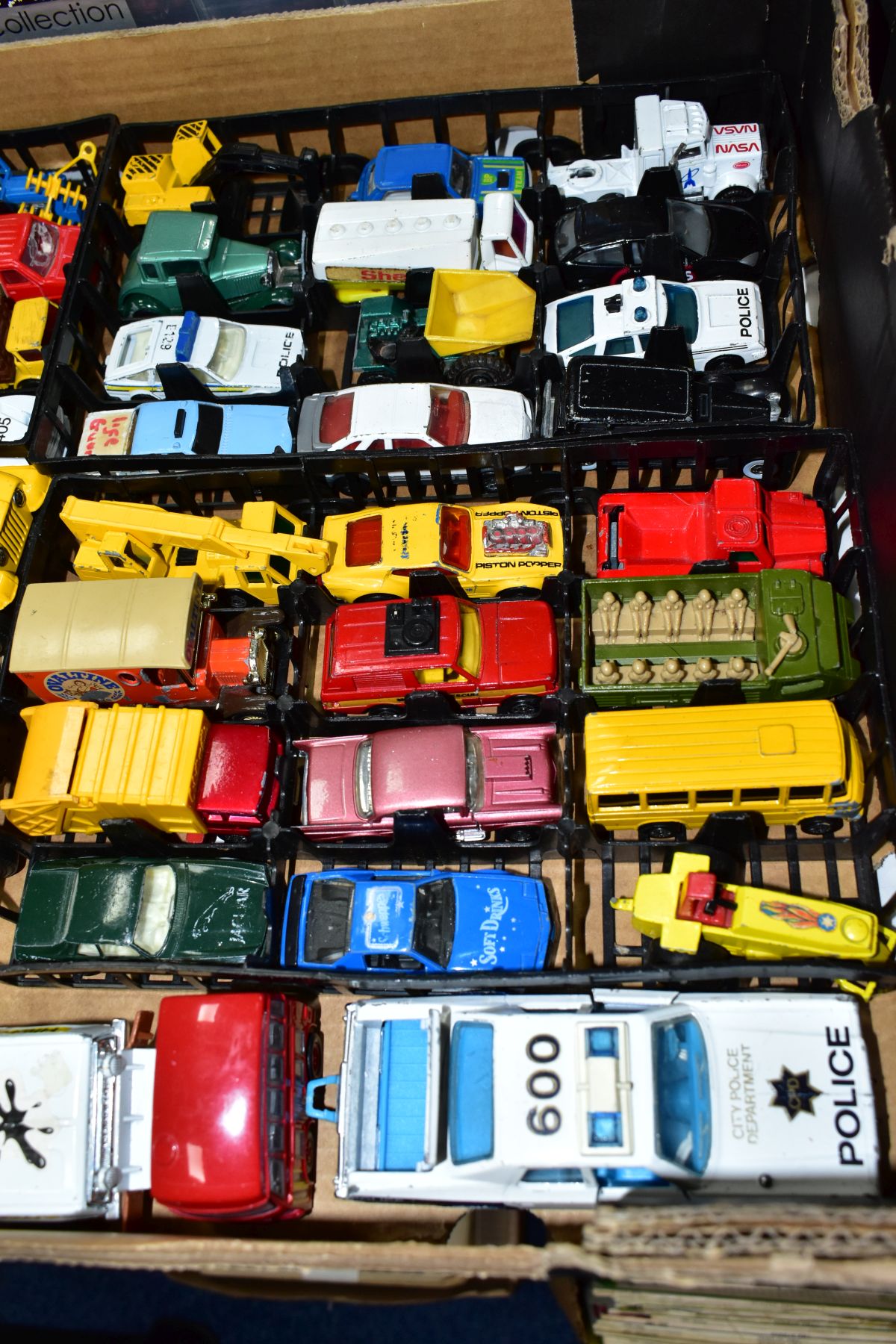 A QUANTITY OF UNBOXED AND ASSORTED PLAYWORN DIECAST VEHICLES, to include Matchbox, Corgi, Corgi - Bild 5 aus 6