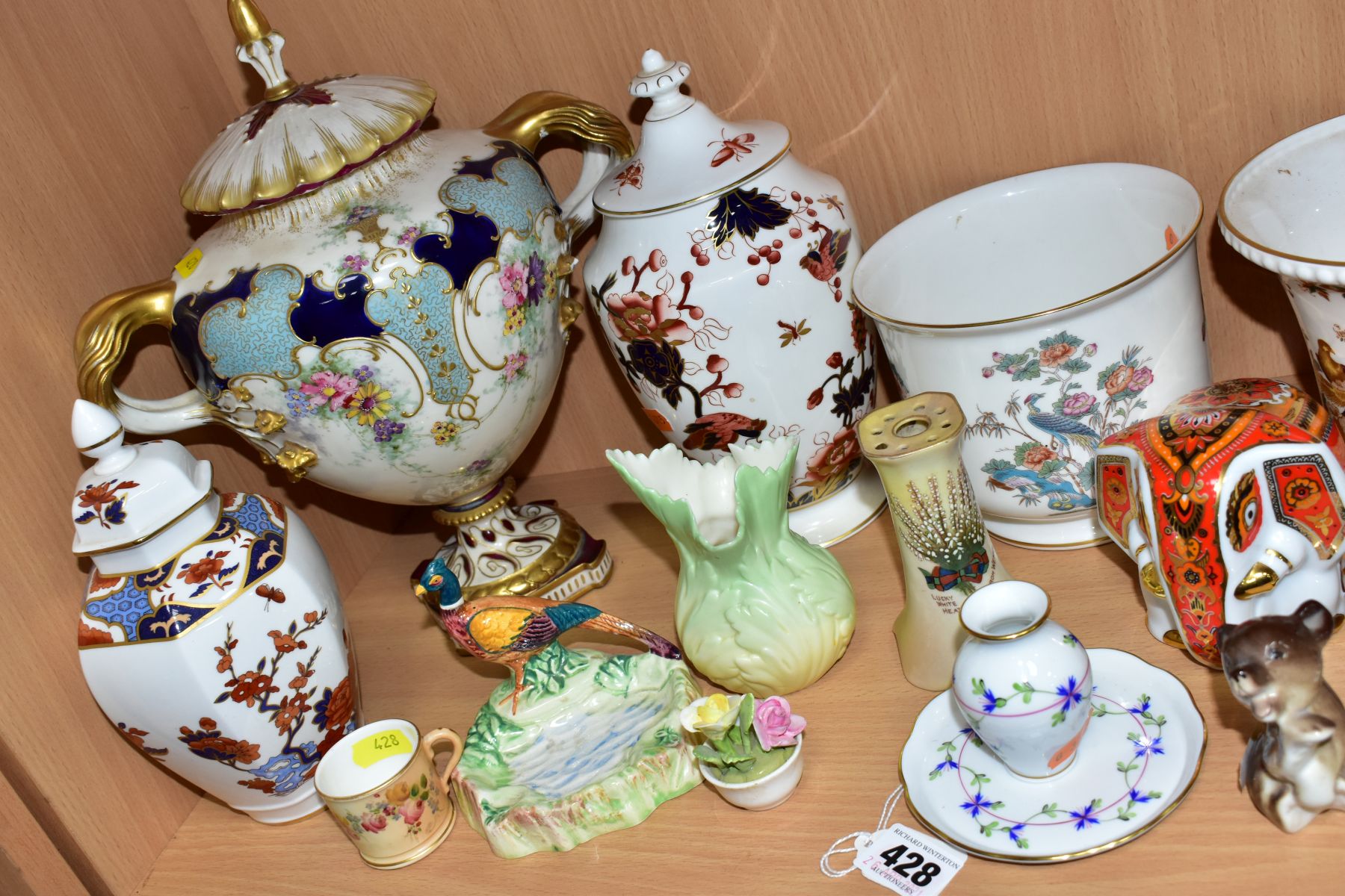 A GROUP OF LATE 19TH AND 20TH CENTURY CERAMICS, including modern giftware by Herend, Wedgwood, Royal - Image 4 of 20