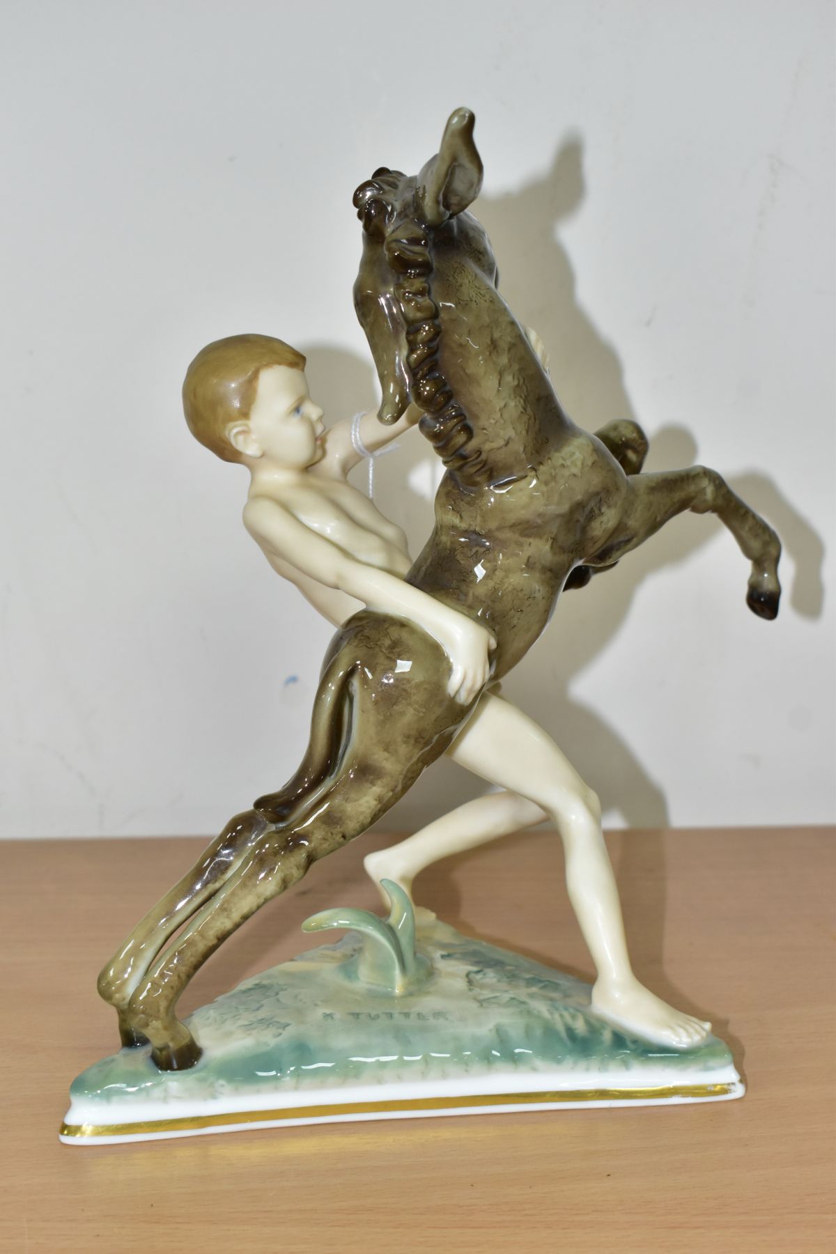 A 20TH CENTURY SELB HUTSCHENREUTHER FIGURE GROUP OF A DONKEY FOAL AND A SPRITE, on a triangular base - Bild 4 aus 9