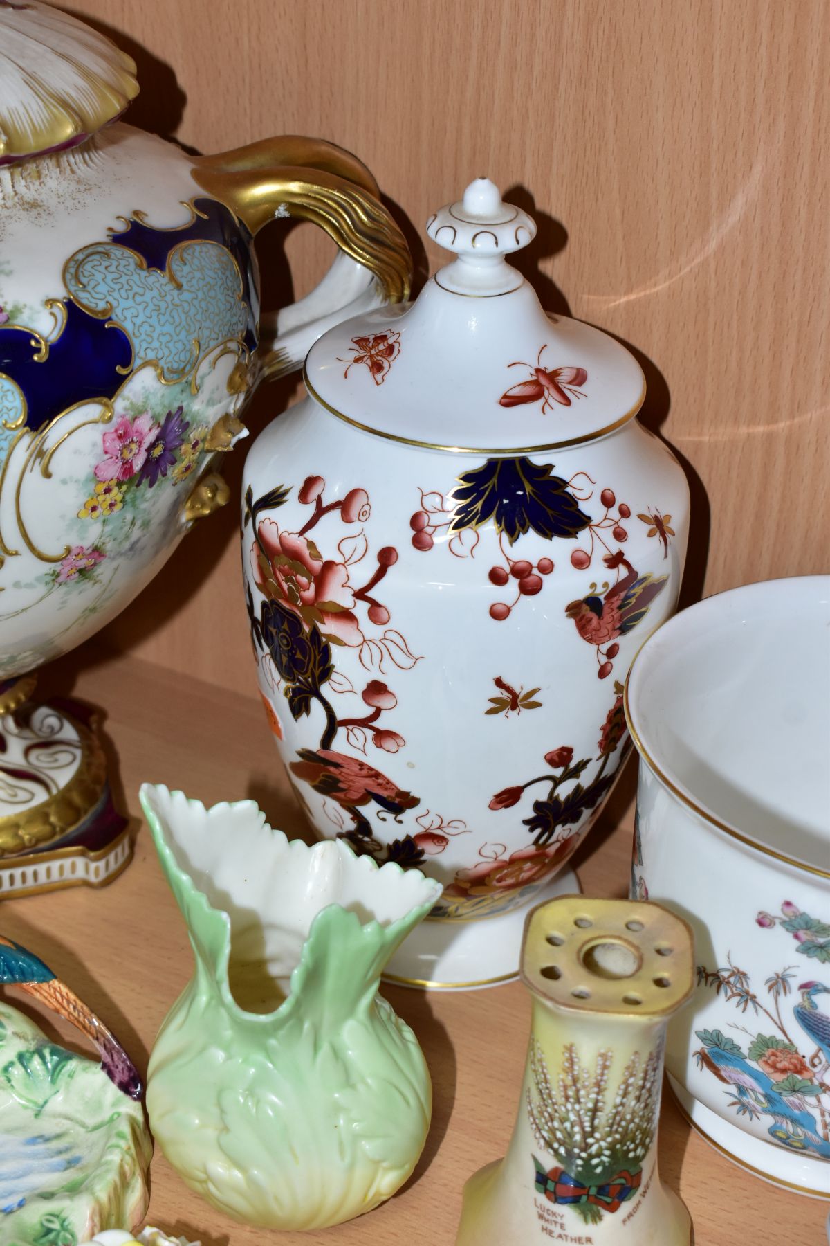 A GROUP OF LATE 19TH AND 20TH CENTURY CERAMICS, including modern giftware by Herend, Wedgwood, Royal - Image 13 of 20