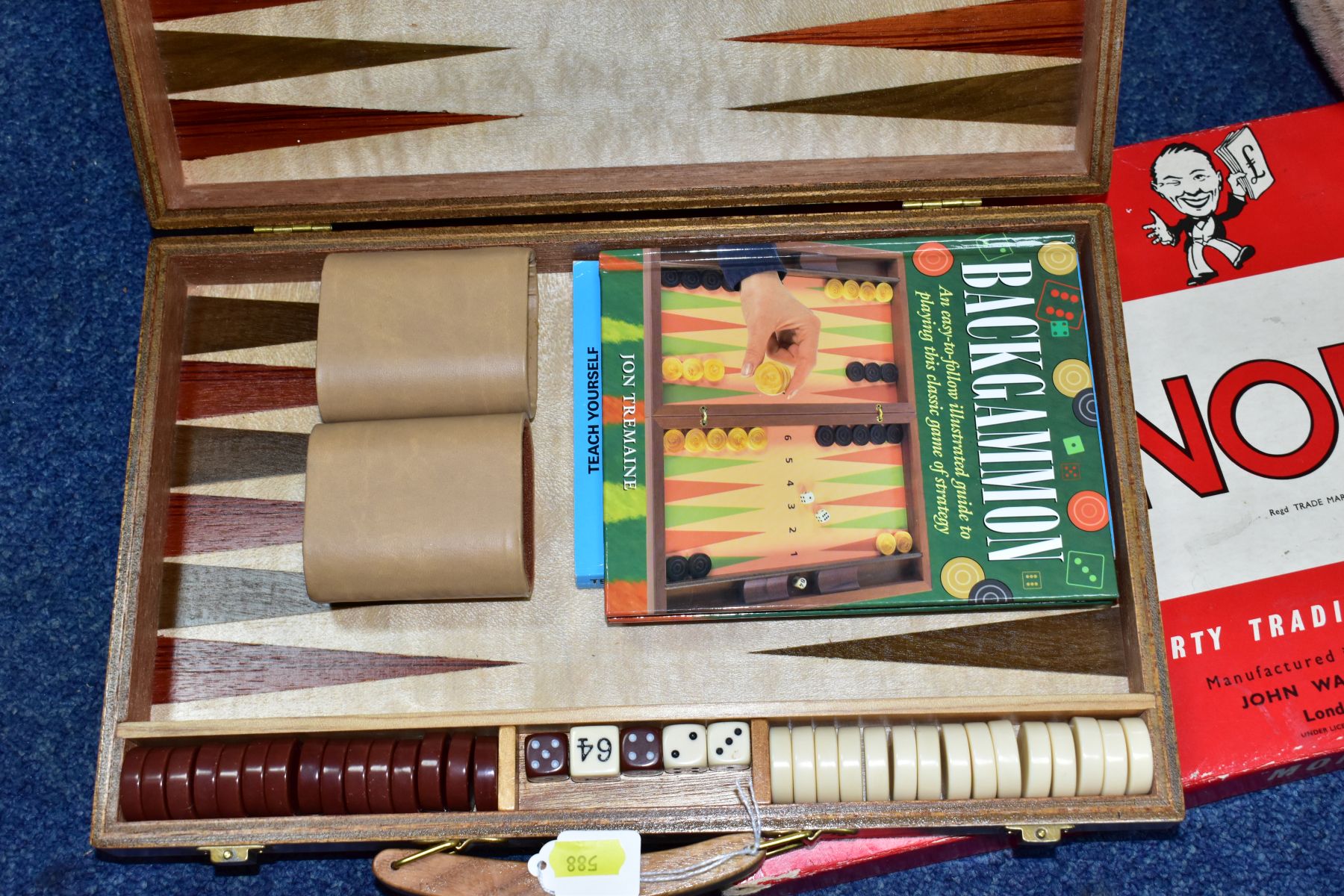 A BOX AND LOOSE OF TOYS AND GAMES, including a wooden cased backgammon set, a boxed Monopoly, - Bild 2 aus 7