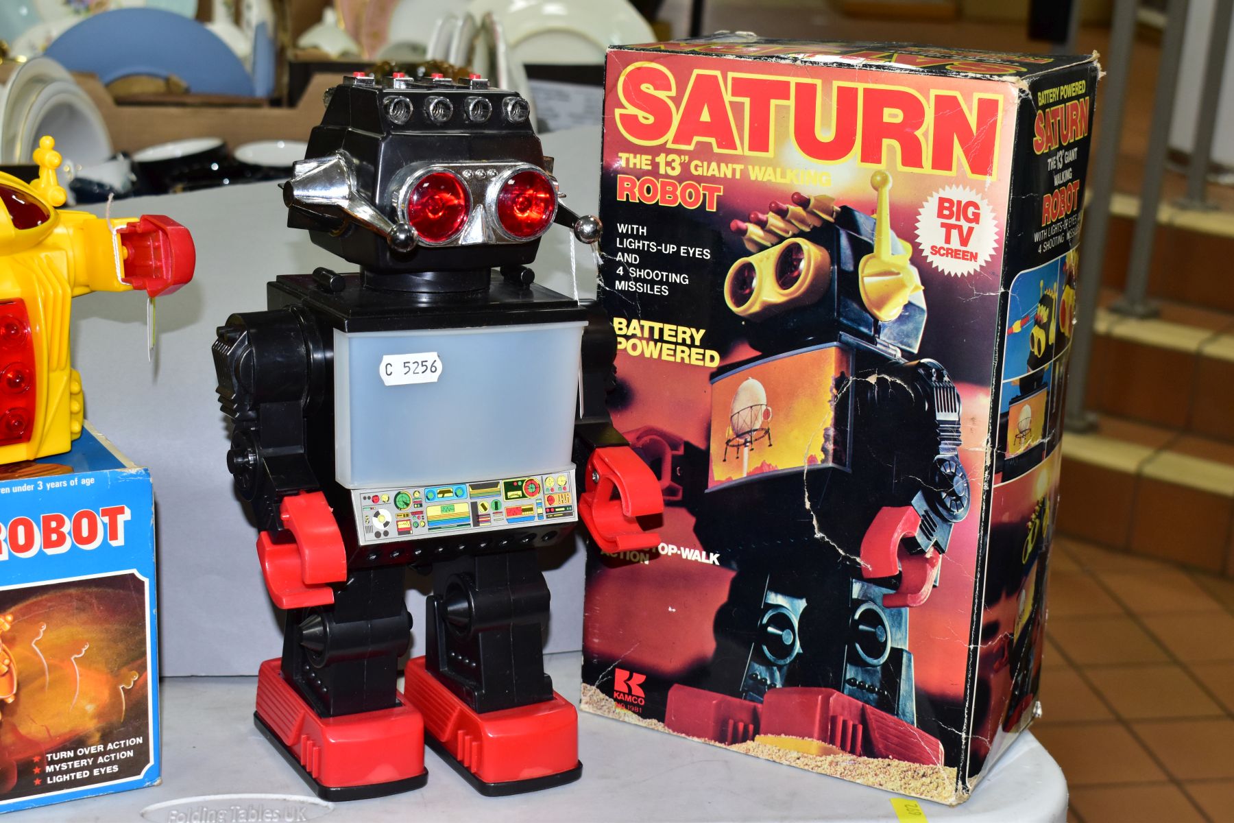 A BOXED KAMCO SATURN PLASTIC BATTERY OPERATED ROBOT, no. 1981, c.1980's, not tested, appears - Bild 3 aus 4