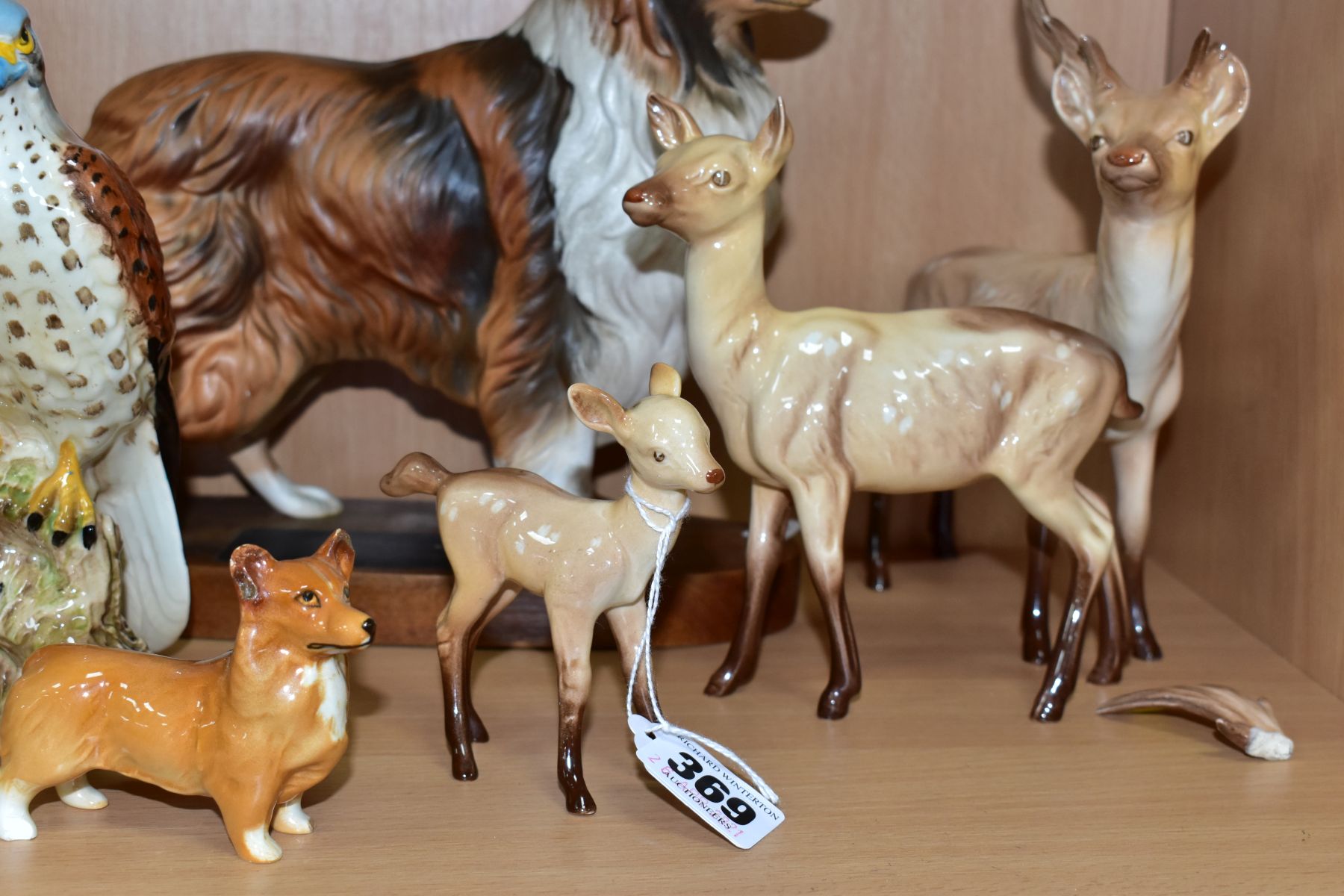 A COLLECTION OF SEVEN BESWICK ANIMAL AND BIRD FIGURES, comprising Stag, Doe and Fawn in light - Bild 3 aus 9