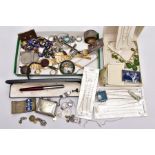 A BOX OF ASSORTED ITEMS, to include a metal sovereign case, a burgundy and silver lidded 'Parker'