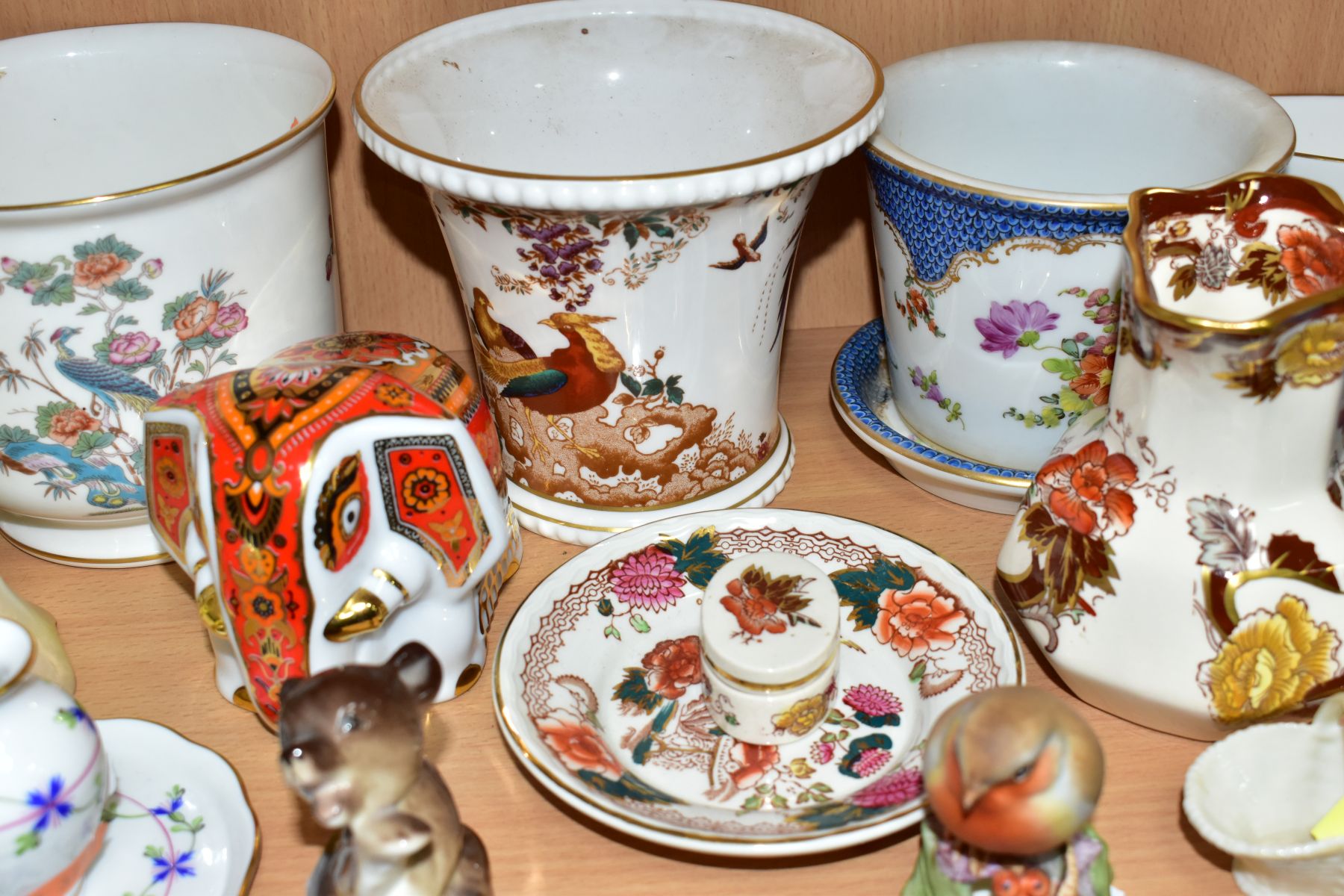 A GROUP OF LATE 19TH AND 20TH CENTURY CERAMICS, including modern giftware by Herend, Wedgwood, Royal - Image 18 of 20