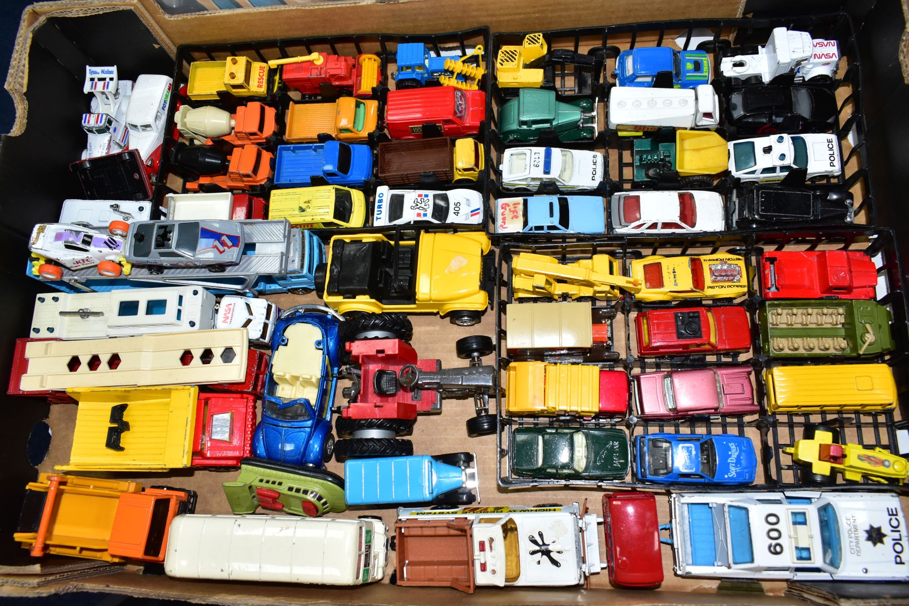 A QUANTITY OF UNBOXED AND ASSORTED PLAYWORN DIECAST VEHICLES, to include Matchbox, Corgi, Corgi - Bild 4 aus 6