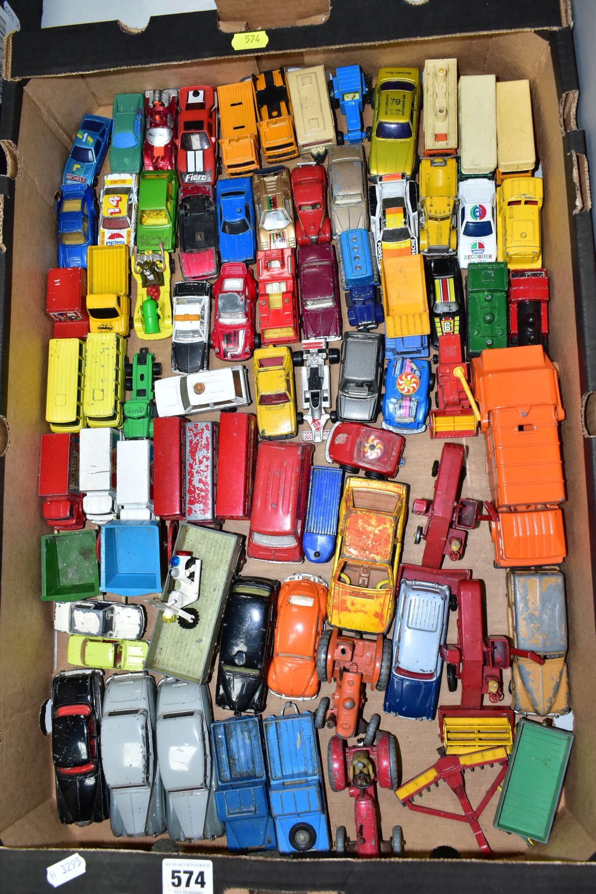 A QUANTITY OF UNBOXED AND ASSORTED PLAYWORN DIECAST VEHICLES, to include Dinky Toys Field Marshall - Image 4 of 12