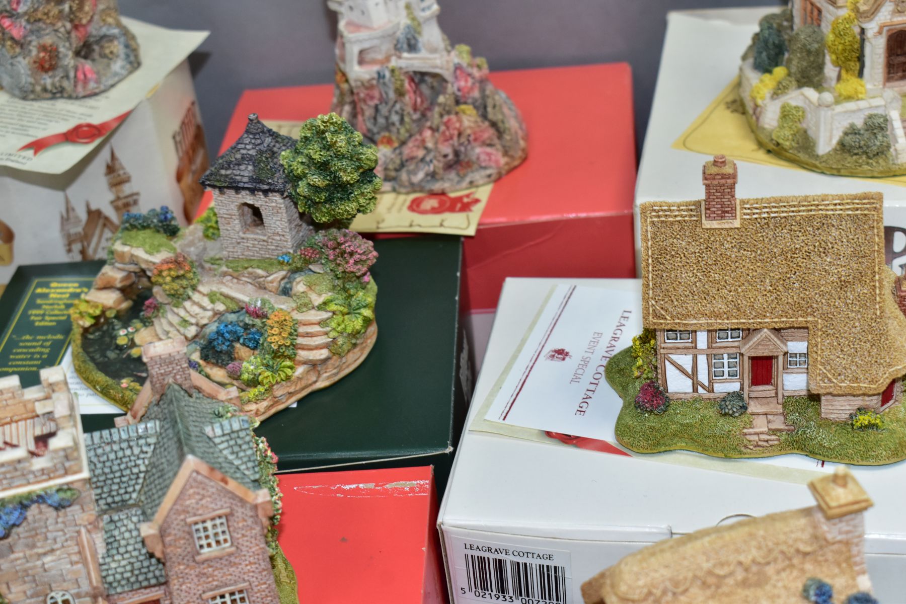 TWENTY TWO BOXED LILLIPUT LANE SCULPTURES, all with deeds except where mentioned, from various - Bild 10 aus 14